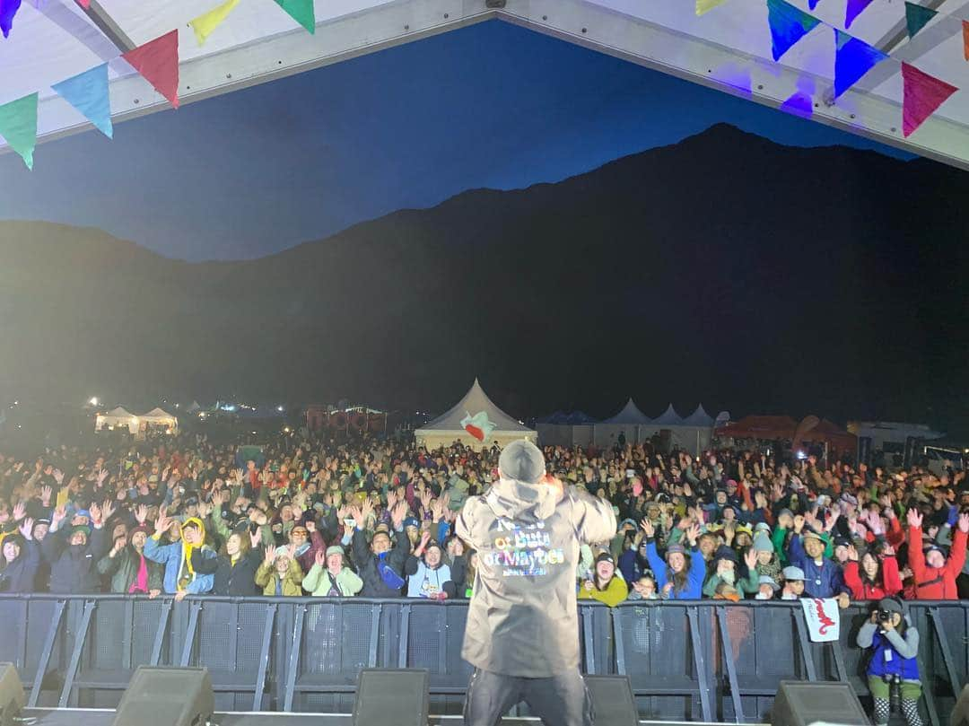 MIGHTY CROWNさんのインスタグラム写真 - (MIGHTY CROWNInstagram)「Thanks for having us  #gooutcamp #gooutjamboree  #stageshow #killaz #富士山 と  #マイティークラウン のコラボ  ありがとうございますたーサイモン @mastasimon @samicrown_lens  探し物は なんですか？ #報道陣 オコw」4月13日 20時05分 - mightycrown