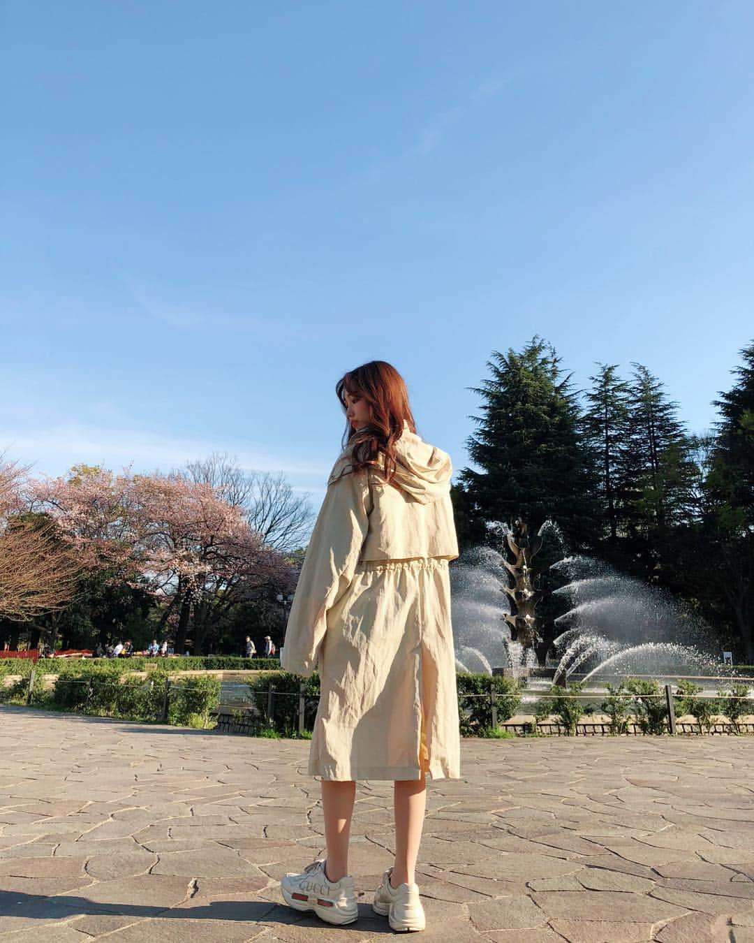 石川晶子（あきぽよ）さんのインスタグラム写真 - (石川晶子（あきぽよ）Instagram)「今年、桜🌸見れないまま散った。。👶 . この今年っぽい素材の 超薄手トレンチ可愛いのだ . 薄いから夏まで着られるよん👶 海とかにもキャンプとかにも 持っていけるかんじの ジャージっぽい素材🧡🧡 . そしてフードが取り外し可能でステキ🥰 . . #コーディネート #韓国 #韓国ファッション #トレンチコート #トレンチ #ベージュ」4月13日 20時19分 - i_am____aki