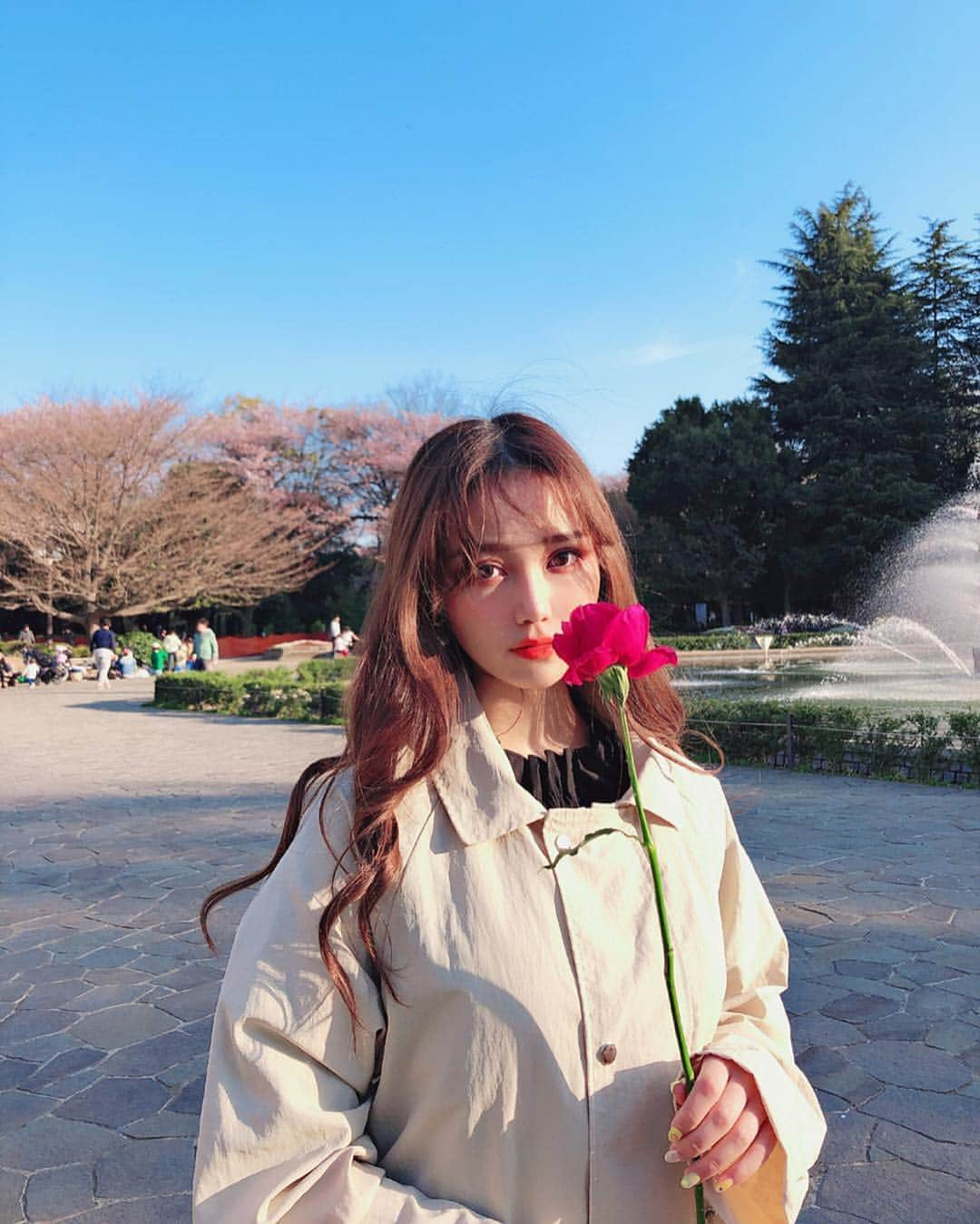 石川晶子（あきぽよ）さんのインスタグラム写真 - (石川晶子（あきぽよ）Instagram)「今年、桜🌸見れないまま散った。。👶 . この今年っぽい素材の 超薄手トレンチ可愛いのだ . 薄いから夏まで着られるよん👶 海とかにもキャンプとかにも 持っていけるかんじの ジャージっぽい素材🧡🧡 . そしてフードが取り外し可能でステキ🥰 . . #コーディネート #韓国 #韓国ファッション #トレンチコート #トレンチ #ベージュ」4月13日 20時19分 - i_am____aki