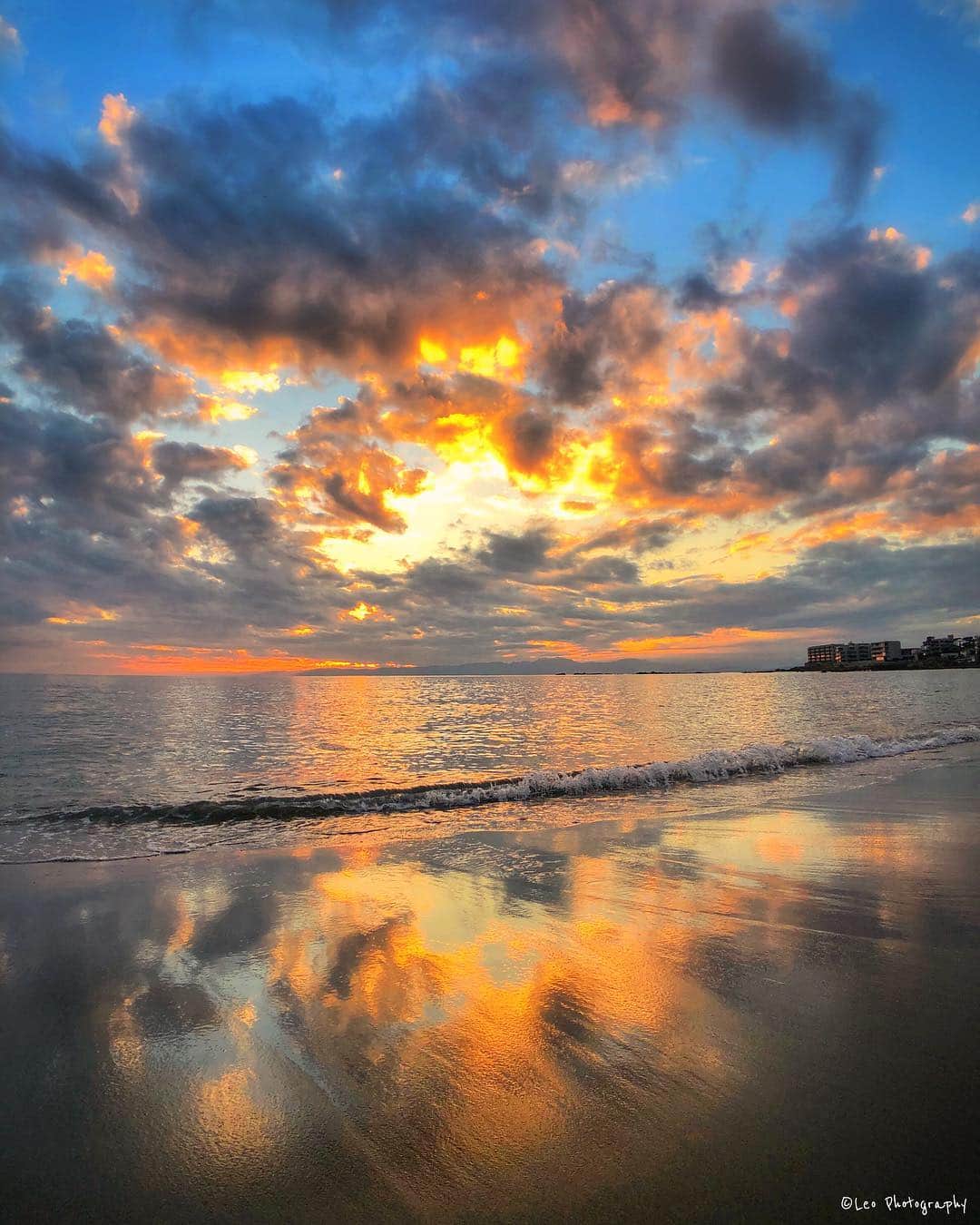 leo7000のインスタグラム：「いつかの夕焼け🌅🌄 温かくなり葉山の海も賑やかになってきました😊 IG皆さん、明日も良い一日を‼️ 🍺🍺✨」
