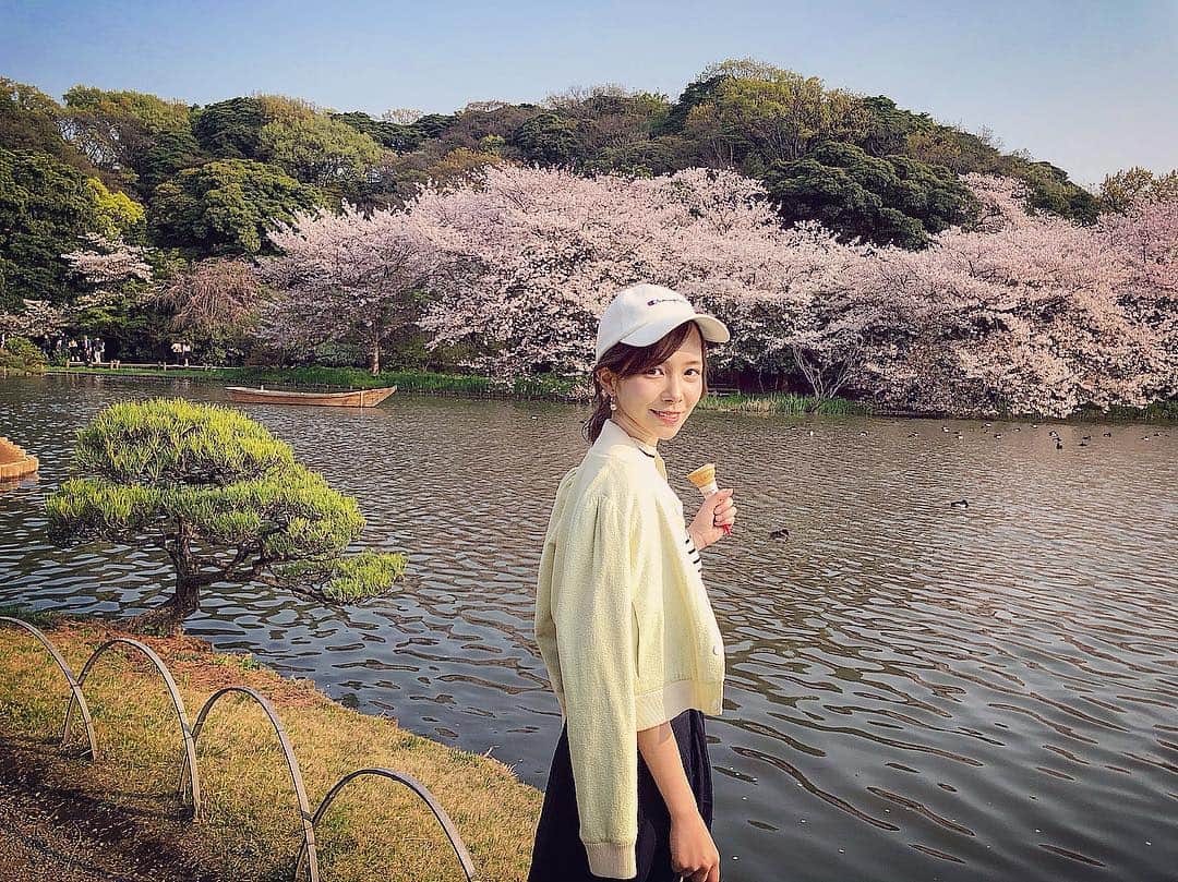 黒澤詩音のインスタグラム：「*﻿ ﻿ ソフトクリーム握りしめてる。﻿ ﻿ #cherryblossom #gardenpark #japan #yokohama #桜 #庭園 #横浜 #花見 #お花見 #アナウンサー #🌸」