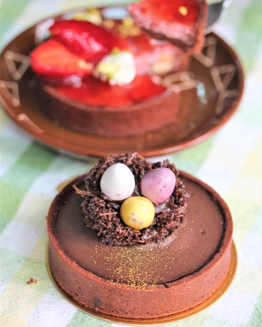 Li Tian の雑貨屋さんのインスタグラム写真 - (Li Tian の雑貨屋Instagram)「Woohoo~~Promo Alert ⭐️ Celebrate Easter with @spinellicoffeecompany Easter specials Ruby Chocolate Strawberry Tart ($7) featuring the latest ruby chocolate in a chocolate tart shell 🍓 another highlight is the Egg-cellent Chocolate Tart ($7.80) featuring thick rich chocolate ganache beneath mini @cadburysg chocolate eggs! 😋  From 15 April to 24 April 2019, order online with code: EASTER22 to get any 3 festive tarts at only $22 plus the fourth one FREE~~ an advanced notice of 3 days is required (between ordering and collection), excluding weekends • • • #sgeats #singapore #local #best #delicious #food #igsg #sgig #cake #exploresingapore #eat #sgfoodies #gourmet #yummy #yum #sgfood #foodsg #chocolate #easter  #burpple #exploresingapore #beautifulcuisines #bonappetit #instagood #spinelli #ruby」4月13日 20時17分 - dairyandcream