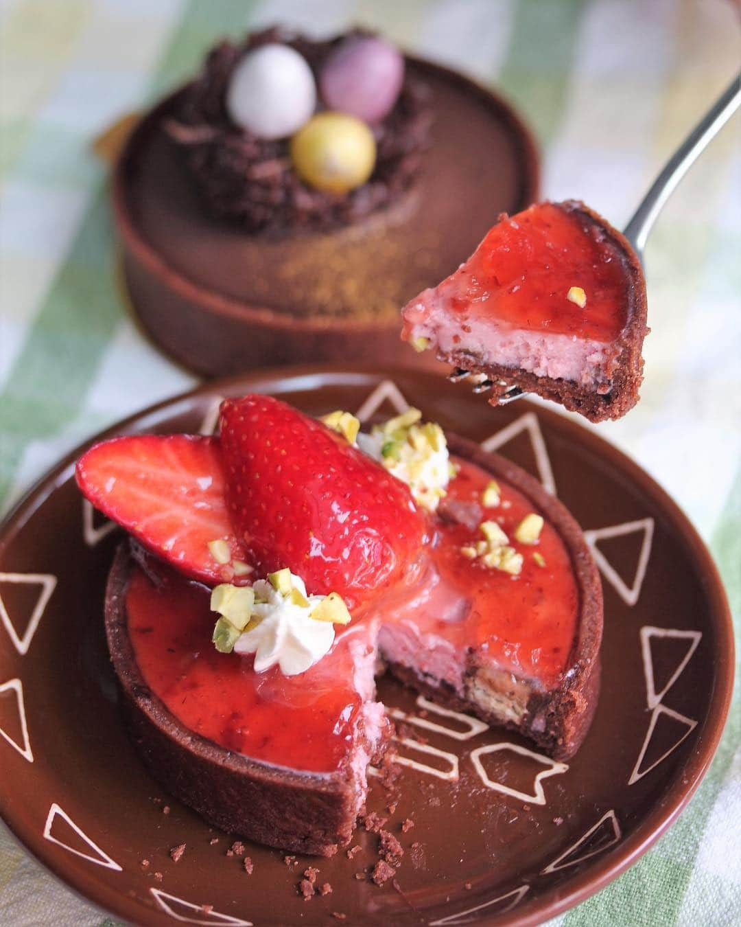 Li Tian の雑貨屋さんのインスタグラム写真 - (Li Tian の雑貨屋Instagram)「Woohoo~~Promo Alert ⭐️ Celebrate Easter with @spinellicoffeecompany Easter specials Ruby Chocolate Strawberry Tart ($7) featuring the latest ruby chocolate in a chocolate tart shell 🍓 another highlight is the Egg-cellent Chocolate Tart ($7.80) featuring thick rich chocolate ganache beneath mini @cadburysg chocolate eggs! 😋  From 15 April to 24 April 2019, order online with code: EASTER22 to get any 3 festive tarts at only $22 plus the fourth one FREE~~ an advanced notice of 3 days is required (between ordering and collection), excluding weekends • • • #sgeats #singapore #local #best #delicious #food #igsg #sgig #cake #exploresingapore #eat #sgfoodies #gourmet #yummy #yum #sgfood #foodsg #chocolate #easter  #burpple #exploresingapore #beautifulcuisines #bonappetit #instagood #spinelli #ruby」4月13日 20時17分 - dairyandcream