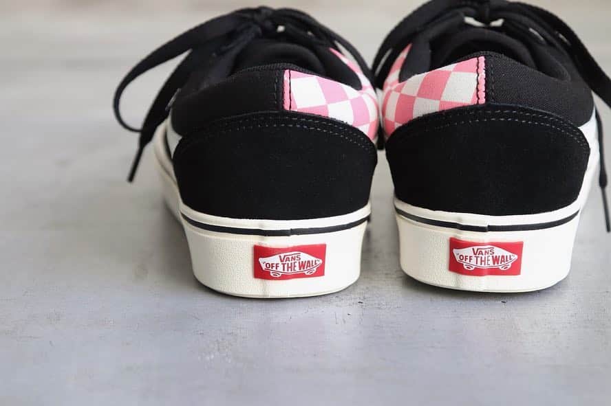 wonder_mountain_irieさんのインスタグラム写真 - (wonder_mountain_irieInstagram)「_ VANS / ヴァンズ "COMFYCUSH OLD SKOOL -BLK / PINK CHK-" ￥9,720- _ 〈online store / @digital_mountain〉  jacket→ http://www.digital-mountain.net/shopdetail/000000009551/ _ 【オンラインストア#DigitalMountain へのご注文】 *24時間受付 *15時までのご注文で即日発送 *1万円以上ご購入で送料無料 tel：084-973-8204 _ We can send your order overseas. Accepted payment method is by PayPal or credit card only. (AMEX is not accepted)  Ordering procedure details can be found here. >>http://www.digital-mountain.net/html/page56.html _ 本店：#WonderMountain  blog>> http://wm.digital-mountain.info _ #VANS #ヴァンズ #バンズ _ 〒720-0044  広島県福山市笠岡町4-18  JR 「#福山駅」より徒歩10分 (12:00 - 19:00 水曜定休) #ワンダーマウンテン #japan #hiroshima #福山 #福山市 #尾道 #倉敷 #鞆の浦 近く _ 系列店：@hacbywondermountain _」4月13日 20時17分 - wonder_mountain_