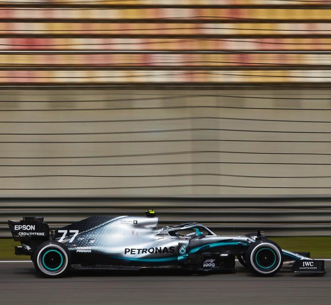 MERCEDES AMG PETRONASさんのインスタグラム写真 - (MERCEDES AMG PETRONASInstagram)「Fast as ⚡️⚡️ • • • #MercedesAMGF1 #Mercedes #F1 #W10 #ChineseGP #VB77 #PETRONASmotorsports」4月13日 20時19分 - mercedesamgf1