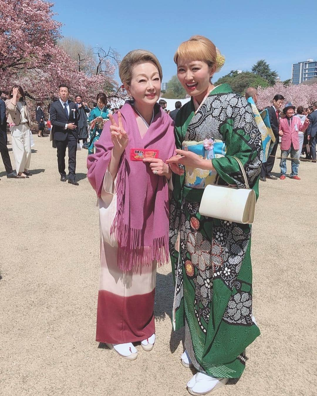 丸山桂里奈さんのインスタグラム写真 - (丸山桂里奈Instagram)「桜を見る会のを何枚か、どぞ🤭🐊❤️ 由紀さおりさんです。 品があって私とはかけ離れているくらい素敵で、そして一度お会いしたいと思っていたのでなんとも脳天突き抜けるくらい光栄なできごとでした🙆‍♀️🤲 由紀さおりさんが舞台で、前髪ぱっつんをやるのに私の前髪がいいということで私の前髪を真似していただいたみたく、まさかこんな私の前髪が由紀さおりさんに届いたなんて、こんなことあっていいんでしょうか😦😦😦前髪が縦横無尽に喜びたたずんでいます🙆‍♀️そしてその舞台をぜひ見に行きたかったです♫ 前髪エピソードをいただき、こうして2ショット撮影出来て、幸せです❤️お父さんお母さんに自慢します💡またぜひお仕事でもご一緒できるように、頑張ります😳🎉由紀さおりさん、ありがとうございました🌸🌸🌸 また桜を見る会の写真続きます。なにせ、爆裂に撮影しまくったもので😦🤭🐊⤴︎💡 また明日に！  #由紀さおりさん #大御所過ぎて顎が外れかけました #品の塊みたいな素敵な方でした #光栄すぎて #脳天ドンズバに突き抜けました #余韻が治らず #前髪よ #手放しで喜びたまえ #由紀さおりさんが真似してくれました #こんなことあるもんじゃない #奇跡 #前髪よ #ブレずに短くいてくれてありがとう #これからも短めでよろしくね #桜を見る会の写真また明日続きます #いい意味で #インスタバエ」4月14日 1時45分 - karinamaruyama