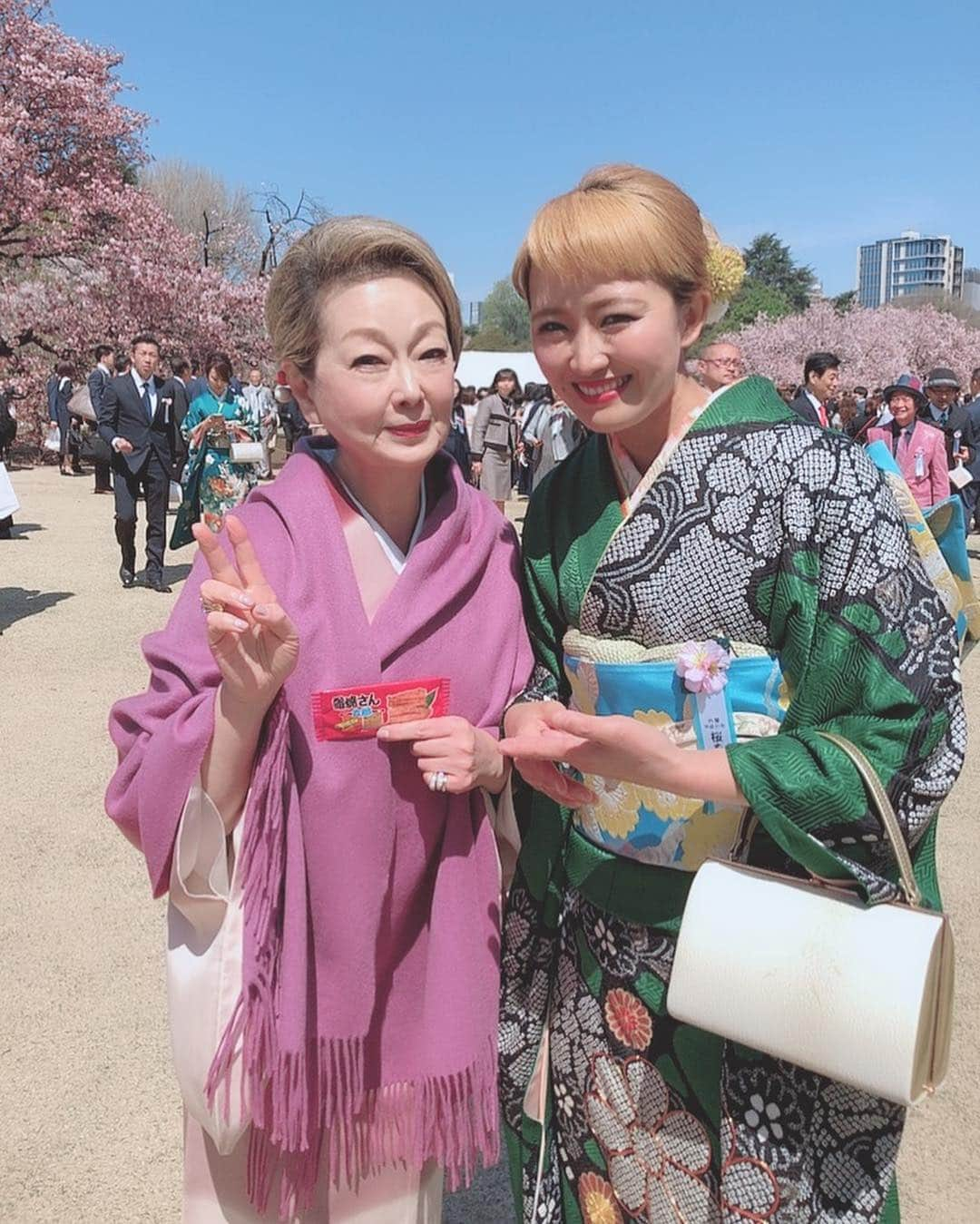 丸山桂里奈さんのインスタグラム写真 - (丸山桂里奈Instagram)「桜を見る会のを何枚か、どぞ🤭🐊❤️ 由紀さおりさんです。 品があって私とはかけ離れているくらい素敵で、そして一度お会いしたいと思っていたのでなんとも脳天突き抜けるくらい光栄なできごとでした🙆‍♀️🤲 由紀さおりさんが舞台で、前髪ぱっつんをやるのに私の前髪がいいということで私の前髪を真似していただいたみたく、まさかこんな私の前髪が由紀さおりさんに届いたなんて、こんなことあっていいんでしょうか😦😦😦前髪が縦横無尽に喜びたたずんでいます🙆‍♀️そしてその舞台をぜひ見に行きたかったです♫ 前髪エピソードをいただき、こうして2ショット撮影出来て、幸せです❤️お父さんお母さんに自慢します💡またぜひお仕事でもご一緒できるように、頑張ります😳🎉由紀さおりさん、ありがとうございました🌸🌸🌸 また桜を見る会の写真続きます。なにせ、爆裂に撮影しまくったもので😦🤭🐊⤴︎💡 また明日に！  #由紀さおりさん #大御所過ぎて顎が外れかけました #品の塊みたいな素敵な方でした #光栄すぎて #脳天ドンズバに突き抜けました #余韻が治らず #前髪よ #手放しで喜びたまえ #由紀さおりさんが真似してくれました #こんなことあるもんじゃない #奇跡 #前髪よ #ブレずに短くいてくれてありがとう #これからも短めでよろしくね #桜を見る会の写真また明日続きます #いい意味で #インスタバエ」4月14日 1時45分 - karinamaruyama