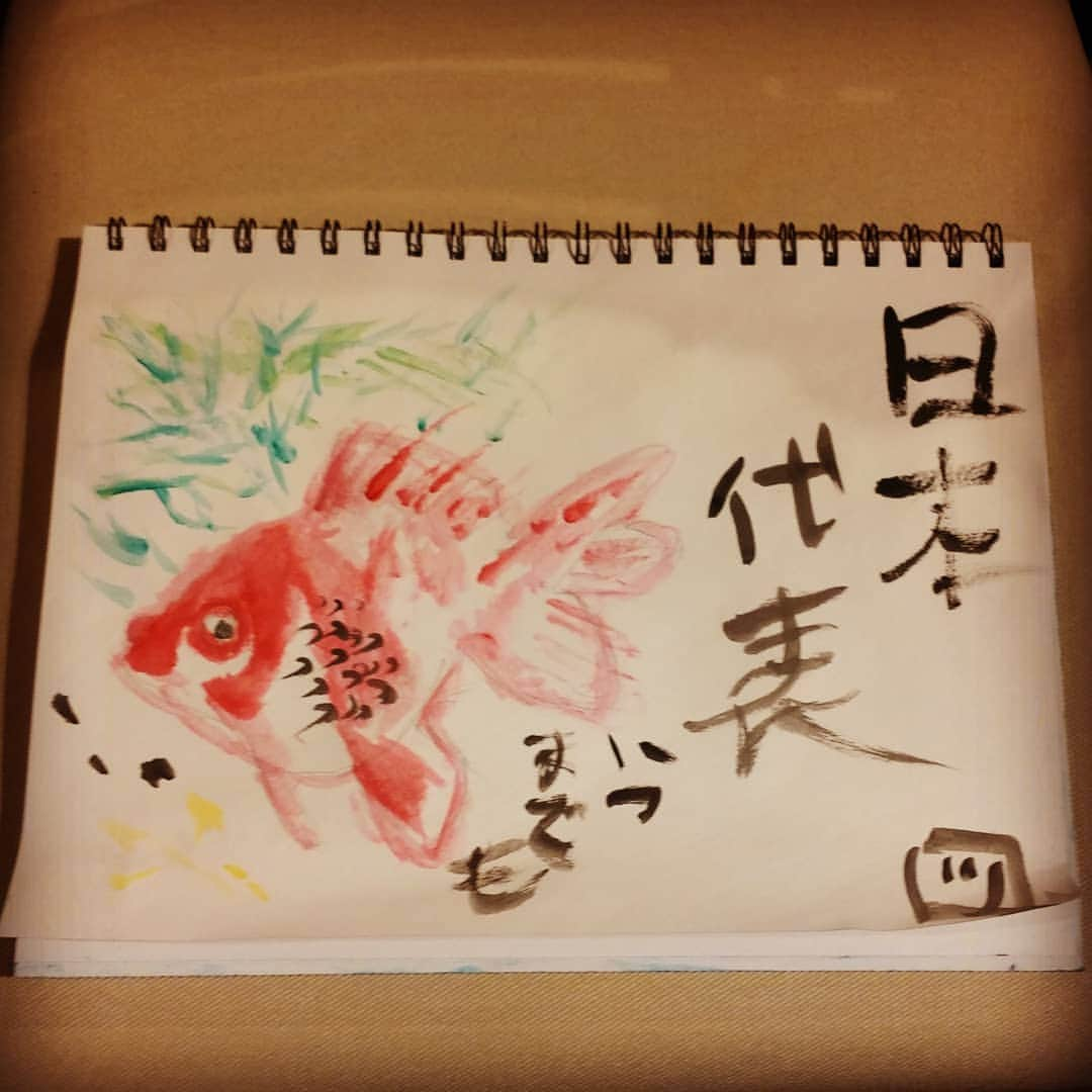 カトゥー直也さんのインスタグラム写真 - (カトゥー直也Instagram)「金魚書いた！ #金魚 #絵 #水彩絵の具 #和の色 #片岡鶴太郎さん #片岡ツルツル太郎 #カトゥー #おげんこ #百均」4月14日 1時46分 - ogenko0124