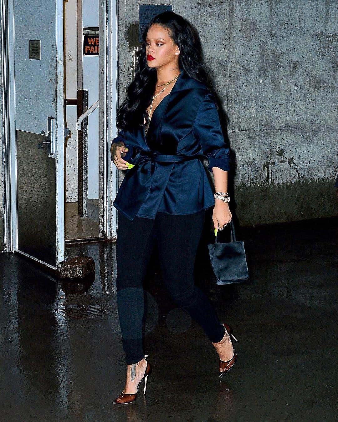 Just Jaredさんのインスタグラム写真 - (Just JaredInstagram)「Rihanna (@badgalriri) was joined by boyfriend Hassan Jameel for a dinner date on Friday night in NYC! #Rihanna #HassanJameel Photos: Backgrid」4月14日 1時46分 - justjared