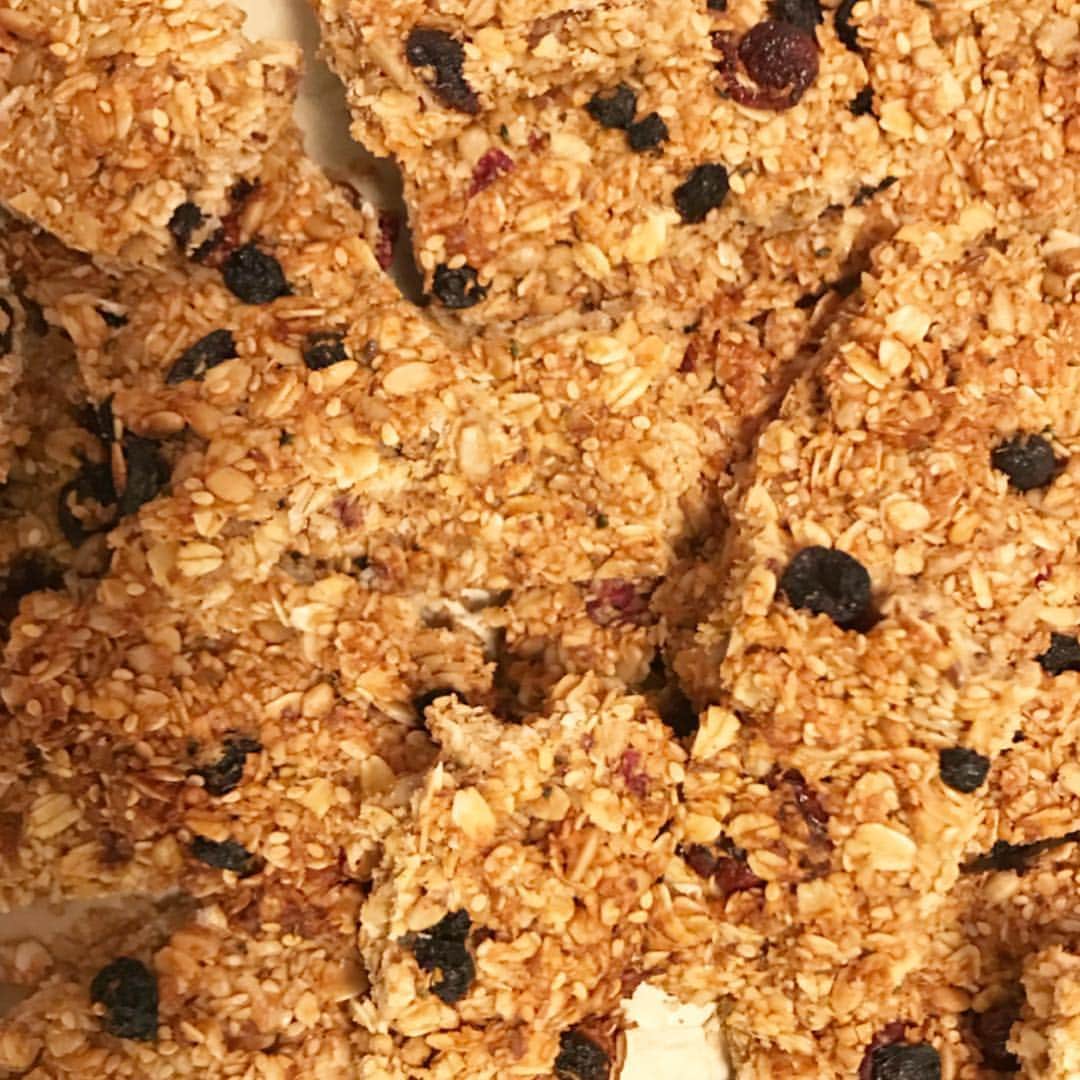 メリッサ・ラウシュのインスタグラム：「Granola Bars! Here’s the recipe: Throw everything below in a bowl in no particular order. I guess you can do it alphabetically if you crave some sort of order in your life...but if you're doing that I think you need to look deep inside yourself, because there may be a bigger issue at hand. Ingredients: - 3 cups of oats - 1/2 cup ground flaxseeds or flaxmeal - 1/2 cup hemp seeds - 1/2 cup sesame seeds - 1/2 cup sunflower seeds - 1 cup almond butter or peanut butter or any butter made from nuts that makes you happy - 1 cup honey - 1 cup raisins, dried cranberries or blueberries - or all - why the heck not? - 1/2 cup coconut oil - 2 egg whites - 1 tsp vanilla extract - 1/2 tsp salt WASH YOUR HANDS! You should've done that when you started, and frankly it's gross if you didn't yet - but I'm giving you another chance, so do it now. Use soap please. Sing the Happy Birthday Song if you need to to make sure you're doing it long enough.  Now, mix it all up thoroughly with those sparkling clean hands! Spread it all out on a greased cookie sheet or a cookie sheet lined with parchment paper. Don't have parchment paper? Get in your time machine, set it to 1776, go pick some up and bring it back with you. Bake at 300 degrees F for about an hour (or until your desired shade of toasted) Cut into bars when they are still warm. I like using a pizza cutter because it makes me feel like a boss and who are you to tell me otherwise?!?! *You can also go to the store and buy yourself a darn box of granola bars and save yourself the work. That being said, these are really good and so is very smugly telling people that you made your own. 😉」