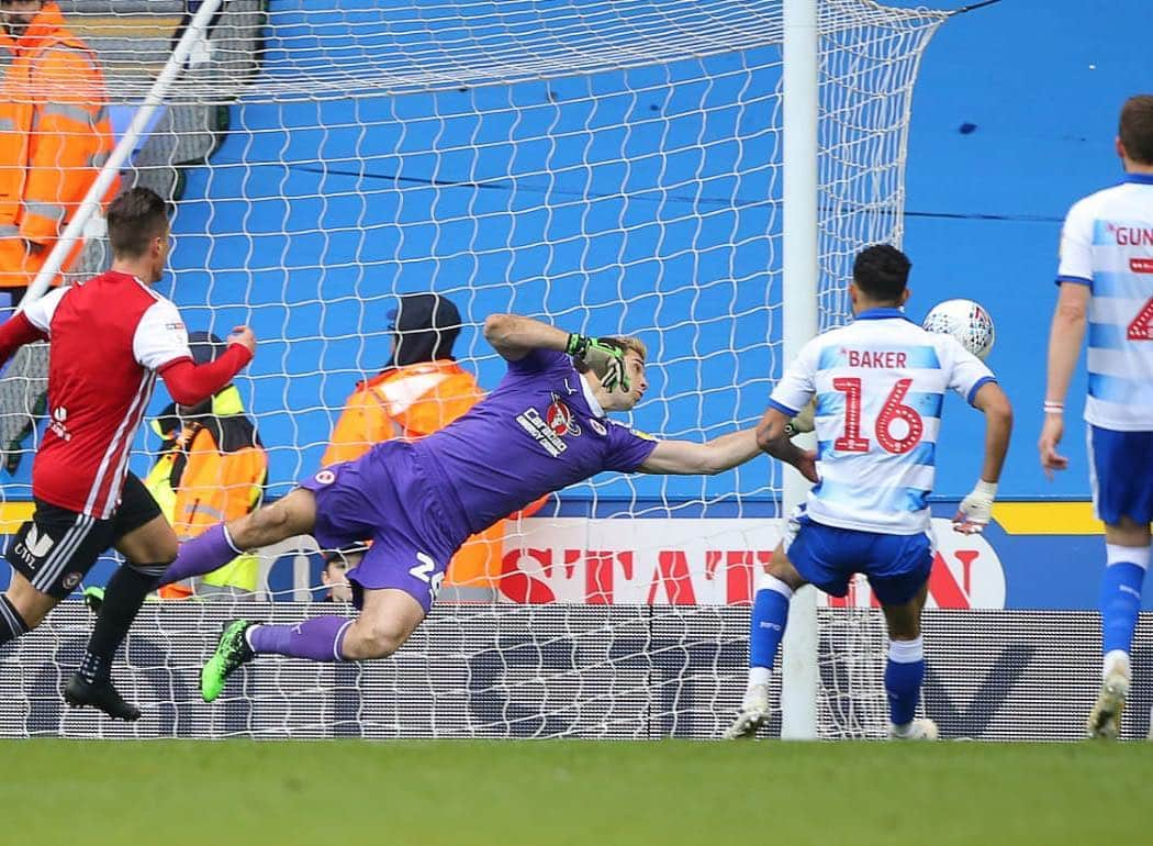 ダミアン・マルティネスさんのインスタグラム写真 - (ダミアン・マルティネスInstagram)「Another great performance from everyone @readingfc #4morefinals #wewilldoit #vamos #3points」4月14日 1時47分 - emi_martinez26