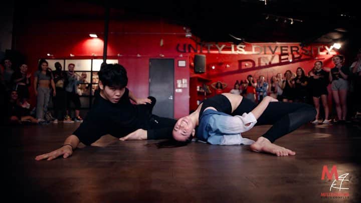 Nika Kljunのインスタグラム：「❗️NEW ON YOUTUBE ❗️This ending tho!! 🔥🔥 Gotta love them! link in bio . Can you even say which group is better than other?? 👀 Honestly, I love everyone equally! This class was an ABSOLUTE PLEASURE TO TEACH! . Was so great seeing you in class again @seanlew @kayceericeofficial ! 😁 Such beautiful people inside out. ☺️ And I appreciate that more than anything. . #nikakljunchoreography 🙋🏼‍♀️ 📷 @robfish_inc 📍 @mdcdance 🎧 @wherearetheavocados #badguy . #youtubevideos #dancepractice #nikakljun #millenniumdancecomplex #duolife #amazingstudents #alllove」