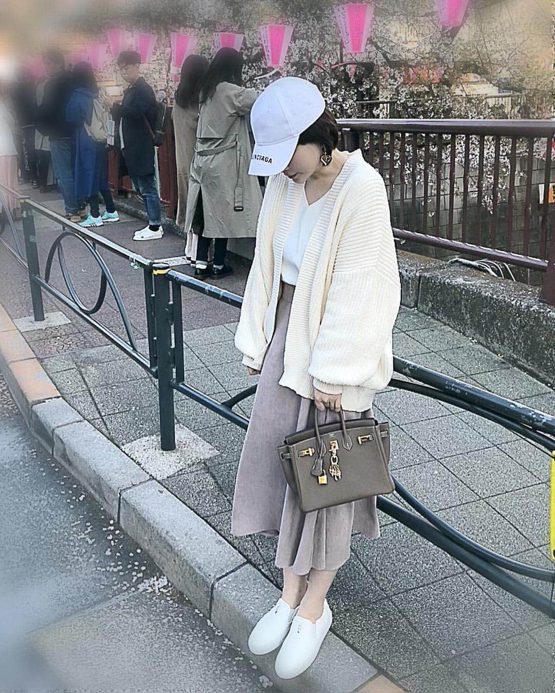 里美ゆりあのインスタグラム：「ルン🎼.•*¨*•.•*¨*•.¸¸🎶 #chromehearts#order#半年待ち#accessory#スリッポン#white#バーキン#balenciaga」