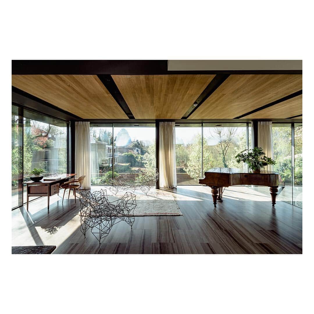 The Modern Houseさんのインスタグラム写真 - (The Modern HouseInstagram)「Fitzroy Park: a contemporary masterstroke of residential architecture overlooking Hampstead Heath. Link in our bio for more.  #highgate #hampsteadheath #modernmasterpiece」4月13日 20時26分 - themodernhouse