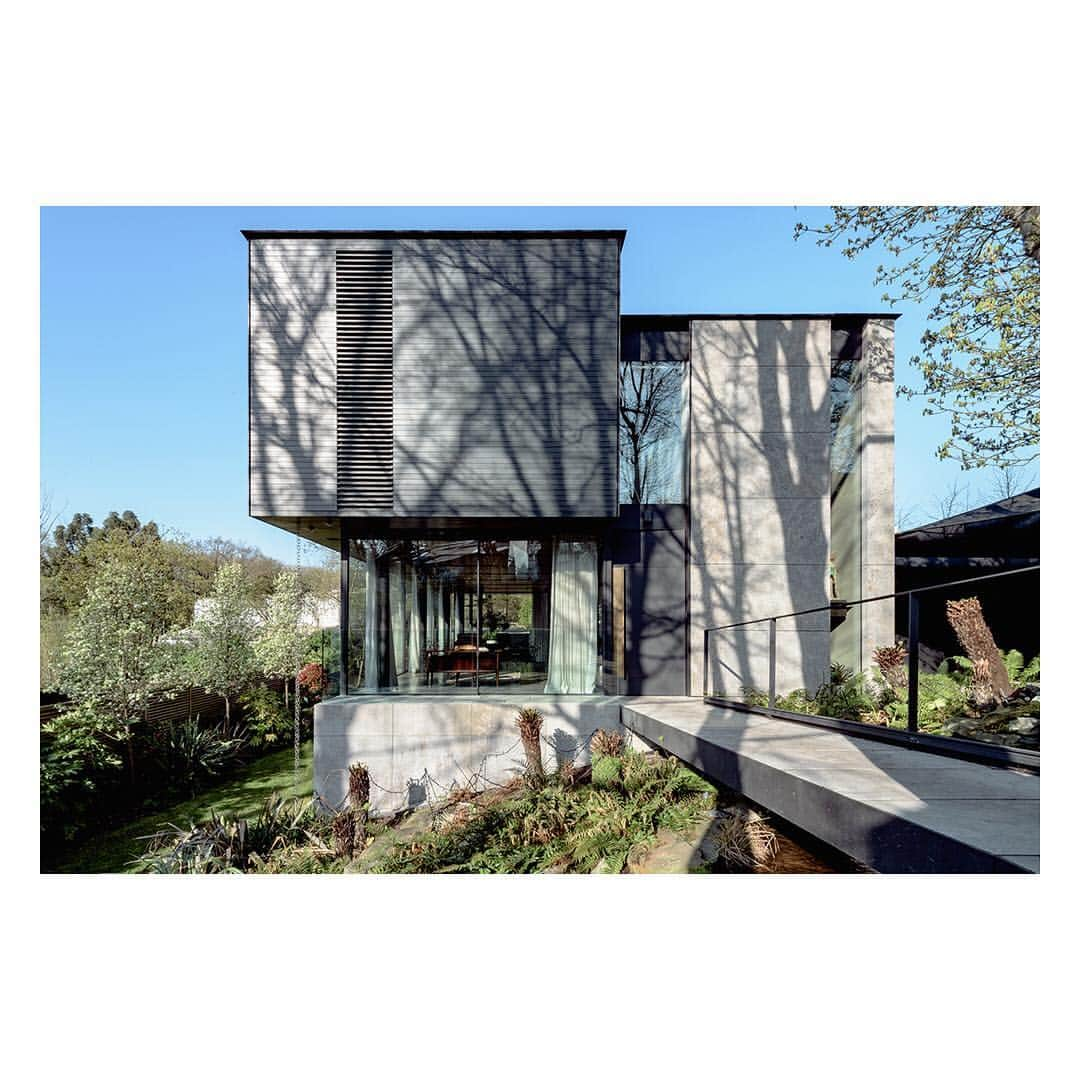 The Modern Houseさんのインスタグラム写真 - (The Modern HouseInstagram)「Fitzroy Park: a contemporary masterstroke of residential architecture overlooking Hampstead Heath. Link in our bio for more.  #highgate #hampsteadheath #modernmasterpiece」4月13日 20時26分 - themodernhouse