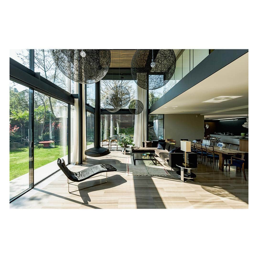 The Modern Houseさんのインスタグラム写真 - (The Modern HouseInstagram)「Fitzroy Park: a contemporary masterstroke of residential architecture overlooking Hampstead Heath. Link in our bio for more.  #highgate #hampsteadheath #modernmasterpiece」4月13日 20時26分 - themodernhouse