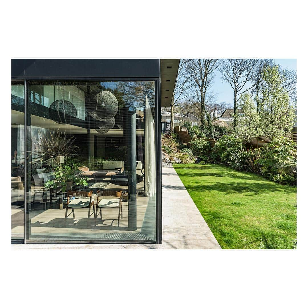 The Modern Houseさんのインスタグラム写真 - (The Modern HouseInstagram)「Fitzroy Park: a contemporary masterstroke of residential architecture overlooking Hampstead Heath. Link in our bio for more.  #highgate #hampsteadheath #modernmasterpiece」4月13日 20時26分 - themodernhouse