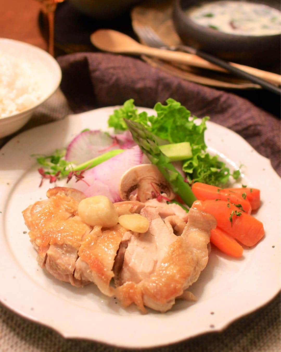 Sayaka.Mさんのインスタグラム写真 - (Sayaka.MInstagram)「. Today’s dinner 🍽  chicken #japanesefood  Good night 😴 . . 今日はすっごい時短出来ました💓 @tfal_japan の @cook4me_japan #クックフォーミー デビュー🙌 . #にんじんのグラッセ #ガーリックチキン めちゃくちゃ美味しくできた💕 . チキンの火の通り見せたくて1つ横にしてみたよ . にんじんのグラッセって意外と時間かかるんですよね。これなら4分 なんか未来の調理器具って感じ✨ . 色々試していきたいです🤔 詳細はblogに掲載後ほど (リンクはプロフィール下に) . 購入先は #楽天roomに載せてます . . =============== 私のおうちごはんの記録は A record of my cooking. 我做的菜的记录 제가 만든 요리의 기록 ↓↓↓ #sayakaおうちごはん =============== . #クックフォーミーエクスプレス #クックフォーミーのある生活 #クックフォーミー母の日キャンペーン #山本哲也 #清岡幸道 #和食器 #ワンプレートごはん #ワンプレート #テーブルコーディネート #テーブルフォト #簡単レシピ #roomインフルエンサー #ティファール #tfal #札幌ママ #盛り付け #夜ごはん #チキンソテー #圧力鍋レシピ #圧力鍋デビュー #夕ごはん #器好きな人と繋がりたい #料理好きな人と繋がりたい #フーディテーブル」4月13日 20時26分 - insta.sayaka