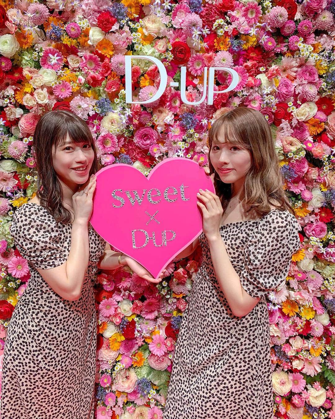 SHIHORINさんのインスタグラム写真 - (SHIHORINInstagram)「💗#sweetcollection2019 💗🎉﻿ ﻿ ﻿ 行ってきました〜💕sweet20周年の大感謝✨﻿ 豪華すぎて幸せな時間だった😭💕💕💕💕💕﻿ ﻿ ディーアップブースではSweet5月号で #小嶋陽菜 さまが使ってるマスカラとアイライナーが貰えたの🥺💄﻿ ﻿ そしてドレスコードは「史上最上級のオシャレ」👗﻿ ということで大好きな小嶋さんのブランド﻿  @herlipto のcherryワンピに🍒﻿ きょんちゃんとおそろい〜😍💕💕﻿ ﻿ #DUP#ディーアップ#ディーアップアイライナー#Sweet#sweet20周年#pr#スウィート#スウィートインスタ#コスメ#スウィートコレクション#こじはる#にゃんにゃん#herlipto#cherry#チェリー#さくらんぼ#お揃いコーデ#双子コーデ#きょんりん」4月13日 20時31分 - shihoriiin49