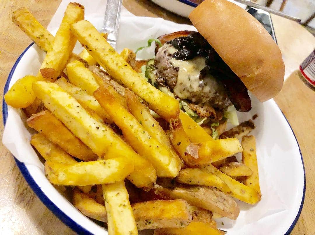 木南晴夏さんのインスタグラム写真 - (木南晴夏Instagram)「ロンドンでもハンバーガー #🍔 ポテトが山盛り！」4月13日 20時36分 - kinamitopan
