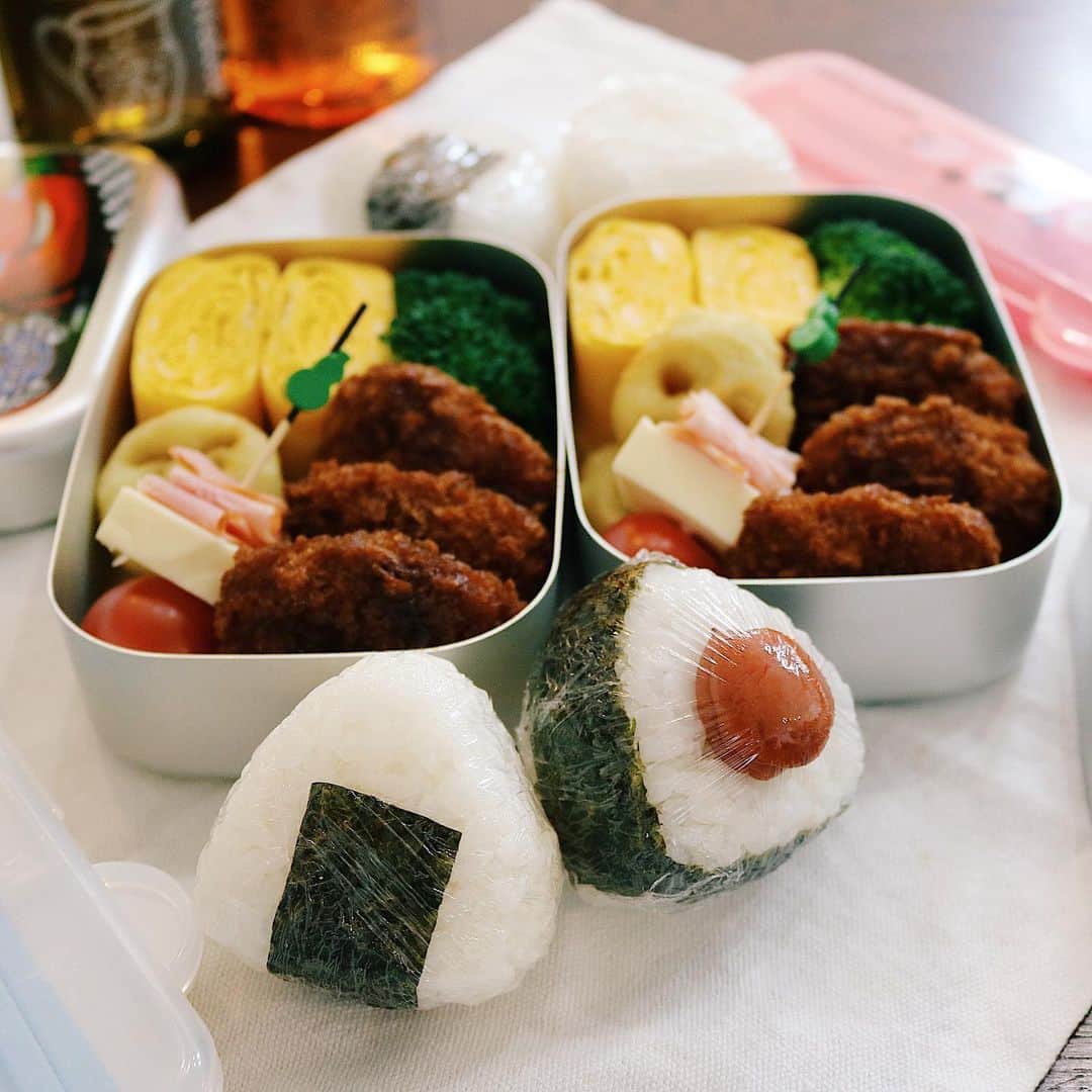 ゆかり/yukariのインスタグラム：「弁当 小さな箱に、おかずを隙間なく詰めていく詐欺は、なんとなくパワポのプレゼン資料を作る作業に似てる。 * * * #おうちごはん #うちごはん #昼ごはん #おひるごはん #ランチ #料理 #手料理 #お弁当 #弁当 #自炊 #家庭料理 #料理好きな人と繋がりたい #暮らし #テーブルコーディネート #おうちごはんLover #food #japanesefood #foodpic #lunchbox #bento #和食 #今日のお弁当 #ていねいな暮らし」