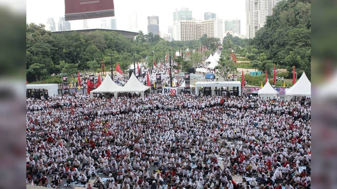 エリック・トヒルさんのインスタグラム写真 - (エリック・トヒルInstagram)「Terima kasih untuk seluruh pendukung dan relawan 01 yang hari ini hadir #BarengJokowi untuk putihkan GBK ataupun yang memberi semangat dan doa di seluruh Indonesia. Kalian luar biasa. Cinta dan semangat kalian adalah energi bagi kami.  Untuk Indonesia maju, tanggal 17 April 2019, kita datang ke TPS pakai Baju Putih dan kita coblos yang pakai Baju Putih,  nomor urut 01, Jokowi Amin.  #01IndonesiaMaju」4月13日 20時39分 - erickthohir