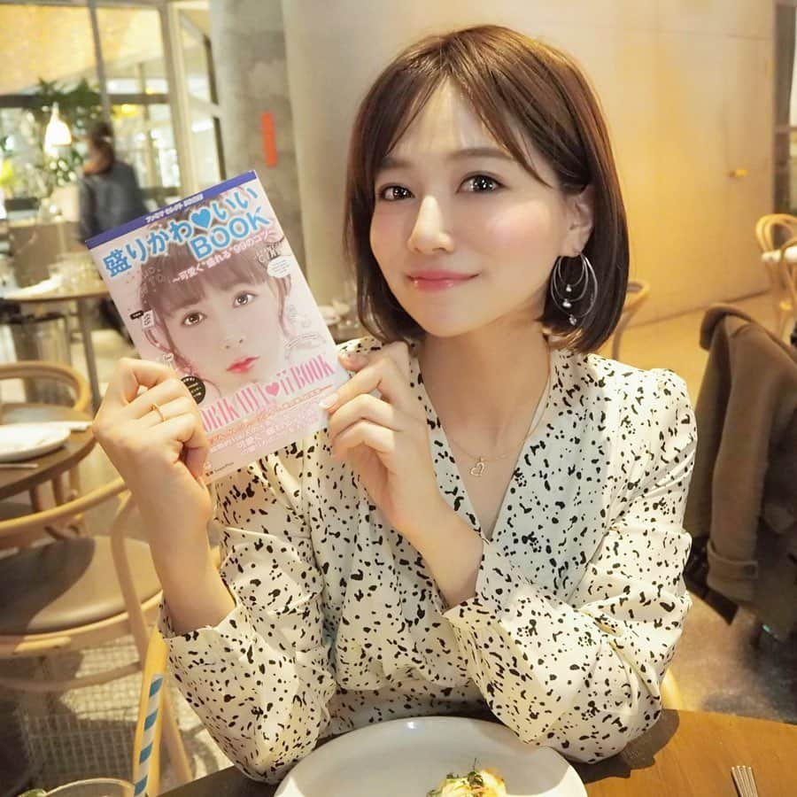 石井里奈さんのインスタグラム写真 - (石井里奈Instagram)「こんばんは😘✨💕 . 今夜は里奈ログ😋😋❣️ 昨日はゆきちゃんと千春ちゃんのお誕生日お祝いディナー🌸🙋‍♀️✨ . 銀座にあるアポロへ✨✨ おしゃれなギリシャ料理が食べれる大人女子会にはぴったりのお店🥰✨💕 . イエローエンドウ豆のディップを焼きたてのピタブレットにつけて食べるの最高に美味しかった🥺❣️✨ . そしてそして、先日発売した盛りかわいいBOOK📚💕ファミマでも販売し始めたみたいです🙆‍♀️💕たくさん掲載されてて嬉しい😭❤️ . 今、あなたの盛りかわ写真コンテストがはじまったので早速参加🙋‍♀️🌸 . やっぱり私の盛りかわしゃしんは、里奈ログショットにしました🙆‍♀️💕 . 入賞するといいなぁ〜🤣🤣💕 . キャンペーンの詳細は、最後の写真につけたのでチェっくしてね🙋‍♀️❣️ . 今日もお疲れ様でした💕✨ . #あなたの盛りかわ写真コンテスト #ファミマ #盛りかわいいBOOK #food #instafood #グルメ #りなまるグルメ #アポロ #銀座 #ギリシャ #ギリシャ料理 #誕生日 #HBD #BIRTHDAY #誕生日会 #女子会 #インスタ映え #ginza #pizza #ピザ #greece #apollo #ディップ #dinner #夜ご飯 #beans #おしゃれ #ディナー #東京カレンダー 風」4月13日 20時43分 - ri7tin1025