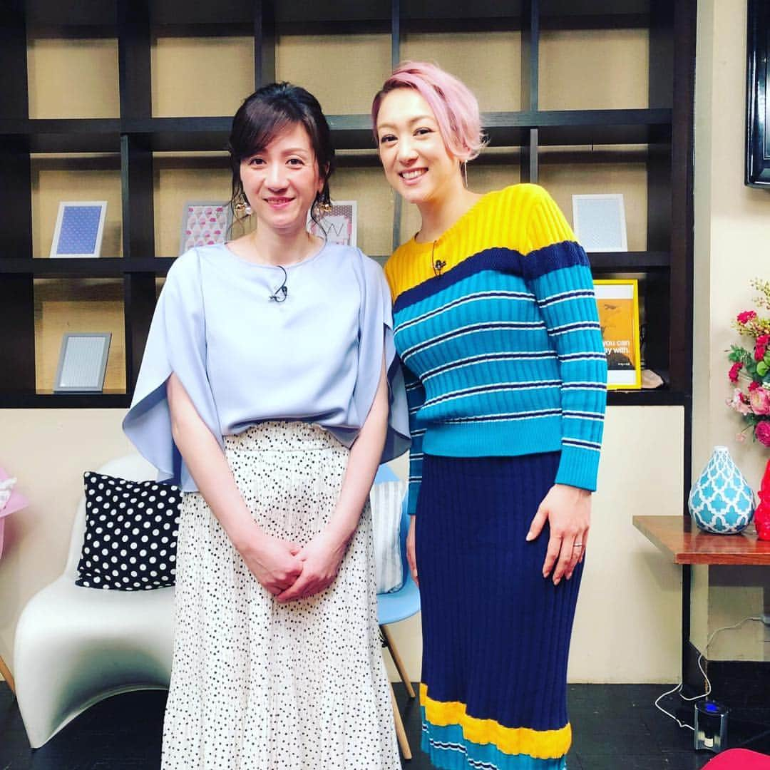 野々村友紀子さんのインスタグラム写真 - (野々村友紀子Instagram)「本日、4月13日（土）23:00〜24:00 Abema TV『Wの悲喜劇 〜日本一過激なオンナのニュース〜』出演します！ ・ テーマは「となりのキレる女」 私のことや！ MCはさすがのSHELLYさん、めちゃくちゃ喋りやすかったです。 今回はキレエピソード多目なので、せめて服だけでも女性らしくしてみました。このチューリップブラウス、着やすくてエレガントでパンツにも合うし本当にオススメです！ <再放送> 14日（日）17:00〜18:00、 15日（月）2:00〜3:00  #月曜日は #たまに『バイキング』（フジテレビ系） #『ミント！』（毎日放送） #木曜日は #隔週『ゴゴスマ』（CBC/TBS系列） #毎週：『チャント！』（CBC） #こちらもよろしくです #Loungedress #ピアスはパールゴリラ #キタノ彩 さん」4月13日 20時44分 - nonomura_yukiko