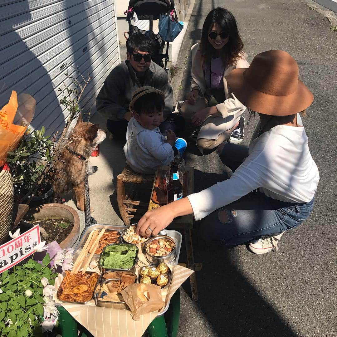 マル子さんのインスタグラム写真 - (マル子Instagram)「茅ヶ崎のLapisさんの10周年のお祝いに原チャで遠出🛵 今日はいいお天気で大渋滞だったのですり抜け正解！ 久しぶりのステキ家族にも会えて店先でおしゃべり❤️ 帰りは鎌倉でランチ難民になりそうだったけど意外にもラスカルさんが空いていて良かった〜 噂のモンブラン専門店にも行ったし、 材木座で見世物のようになっているDJ TommyRTSを覗いて帰ってきました😂」4月13日 20時54分 - tomikago