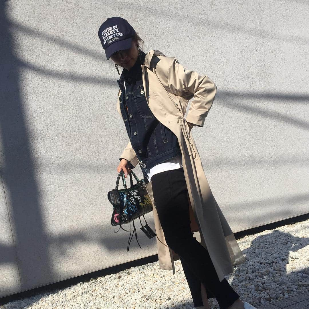 新山千春さんのインスタグラム写真 - (新山千春Instagram)「今日の私服 . サテン地のキレイめなフード付きの COOMBのトレンチコートをカジュアルに Gジャンとあわせてみました🌹 🧥後ろの透け感、、可愛い🤩 .  #today'scoordinate #denimstyle #COOMB #ママファッション  _____________________________________________________🌴#LA 好き❤ #art 🎨好き#Japaneseactress #casualcoordinate #denimcoordinate #makeup #model  #mama#mamastyle #Instagood #mamafashion #mamacoordinate #hairarrange #fashion  #outfit #casualstyle  #outfitstyle #촬영 #粉我 #나를따르라  #fashionistas #dailylook #coodinate #いいね 💘#フォロー ありがとうございます🌹#新山千春  _____________________________________________🌴🌵🌴🌵」4月13日 21時04分 - chiharuuu_0114