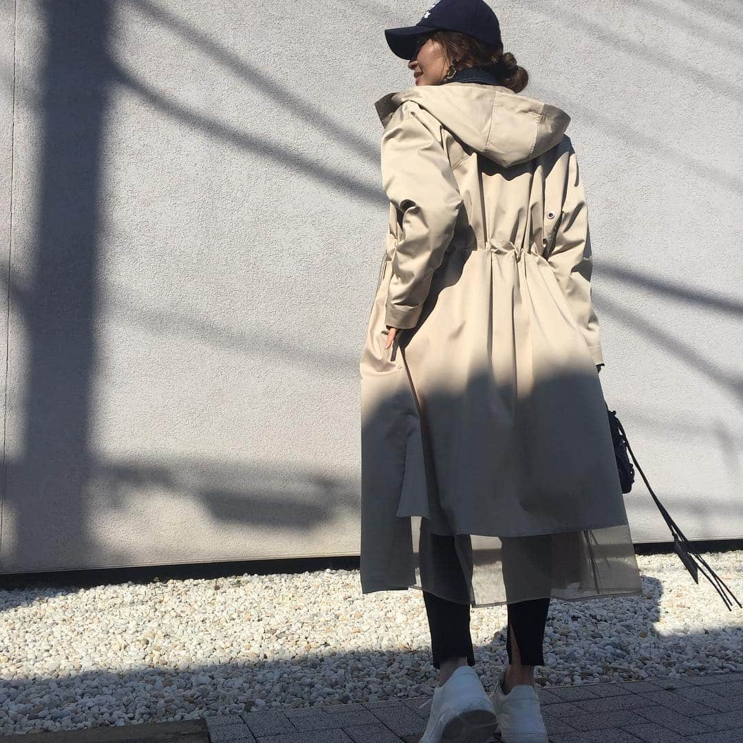 新山千春さんのインスタグラム写真 - (新山千春Instagram)「今日の私服 . サテン地のキレイめなフード付きの COOMBのトレンチコートをカジュアルに Gジャンとあわせてみました🌹 🧥後ろの透け感、、可愛い🤩 .  #today'scoordinate #denimstyle #COOMB #ママファッション  _____________________________________________________🌴#LA 好き❤ #art 🎨好き#Japaneseactress #casualcoordinate #denimcoordinate #makeup #model  #mama#mamastyle #Instagood #mamafashion #mamacoordinate #hairarrange #fashion  #outfit #casualstyle  #outfitstyle #촬영 #粉我 #나를따르라  #fashionistas #dailylook #coodinate #いいね 💘#フォロー ありがとうございます🌹#新山千春  _____________________________________________🌴🌵🌴🌵」4月13日 21時04分 - chiharuuu_0114