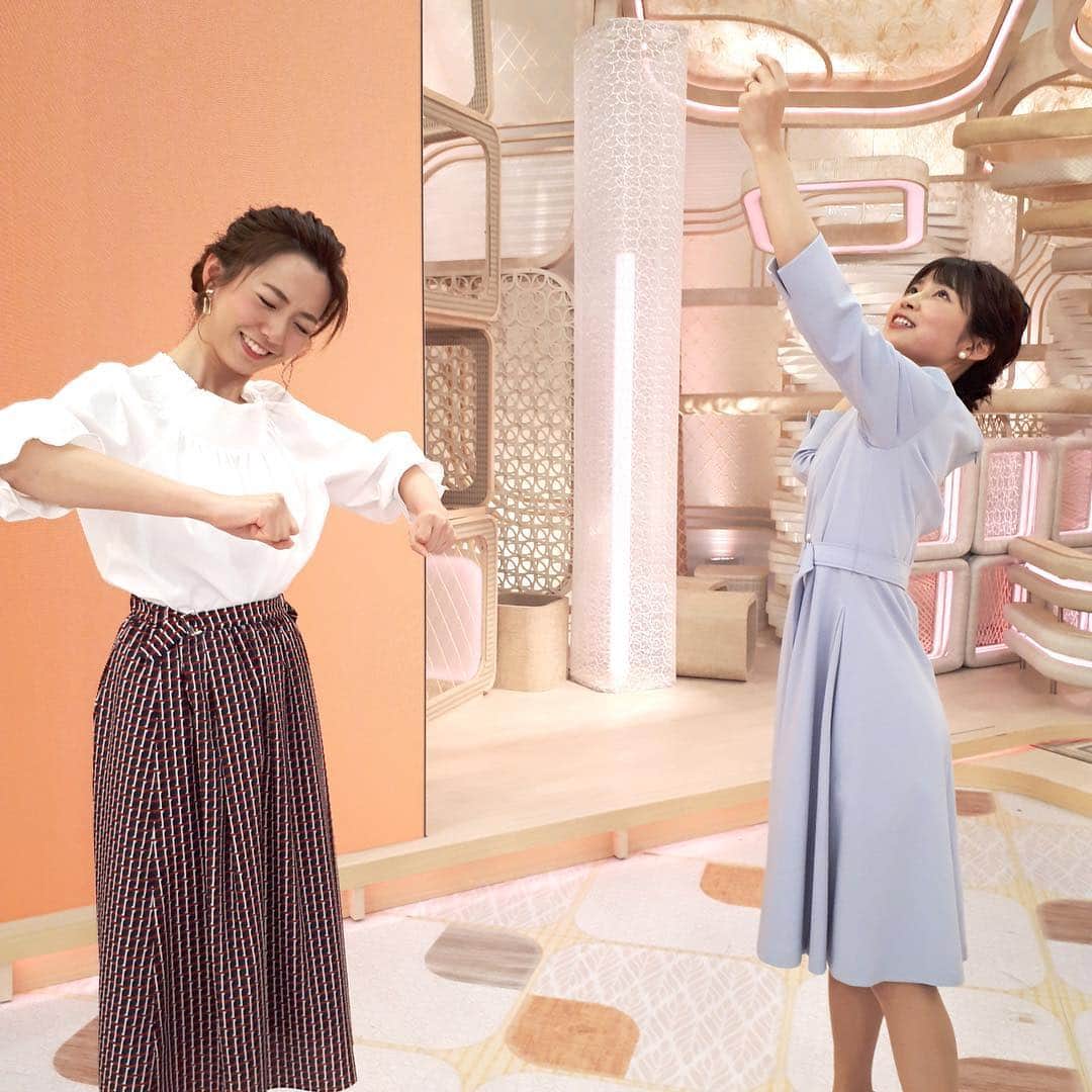 フジテレビ「プライムニュース イブニング」さんのインスタグラム写真 - (フジテレビ「プライムニュース イブニング」Instagram)「東京パラリンピックまで 500日となりました‼️。﻿ 来年の今頃って、 どれくらい盛り上がっているんでしょうね🤔。﻿ ﻿ 生で一番見たい競技を聞きました。﻿ 野島アナ　卓球﻿🏓 竹内アナ　テニス🎾﻿ 内田アナ　あれもこれもと選べないそう😊 ﻿ そして、きょうも 選手になりきってもらいました😁😁。﻿ 竹内アナはテニスのサーブ、﻿ 内田アナはパラ競技、﻿ トライアスロンのハンドサイクル だそう。 ﻿ "(-""-)""(-""-)"。﻿ なんだか、よくわかりませ〜ん。﻿ ﻿ #東京パラリンピック﻿ #卓球﻿ #テニス﻿ #なりきり﻿ #前髪アップ﻿ ﻿ #竹内友佳﻿ ワンピース #アンタイトル @world_onlinestore﻿ #野島卓﻿ ネクタイ #フェアファックス @fairfaxtokyo﻿ #内田嶺衣奈 @reina.uchida﻿ トップス　スカート #マダムジョコンダ #ラジョコンダ @lapine_onlinestore﻿ ﻿ #加藤綾子 #風間晋 #木村拓也 #酒井千佳 #荘口彰久 #副島淳 #福原直英 #佐々木恭子 #小澤陽子 #海老原優香 #安宅晃樹 ﻿ #フジテレビ #アナウンサー #livenews_it」4月13日 21時04分 - livenews_it