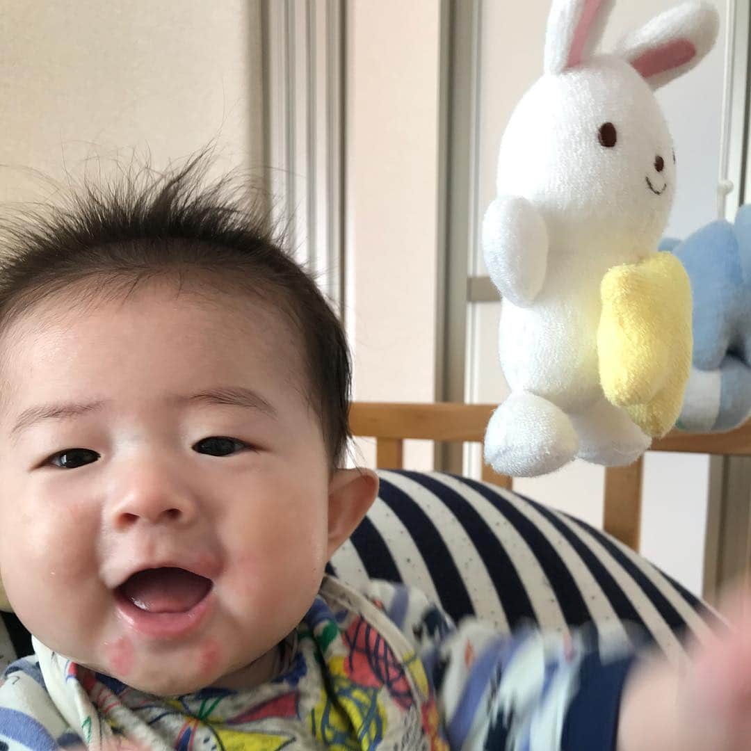 sioneのインスタグラム：「今日は離乳食スタートの日でした。何これ？的な顔しつつもちゃんとゴックンしてくれて安心。」