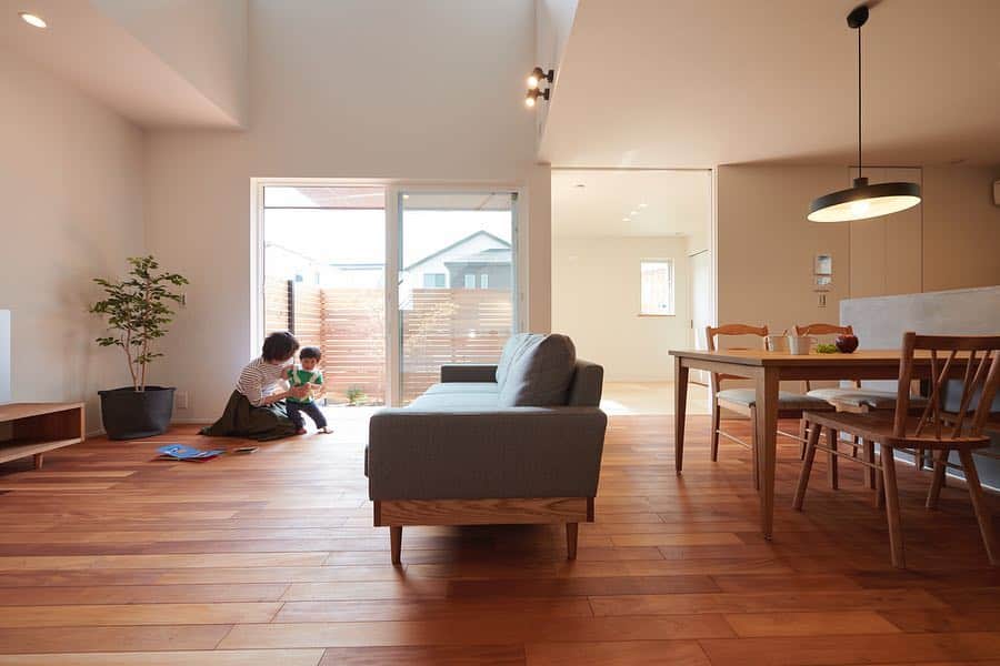 ルポハウス一級建築士事務所さんのインスタグラム写真 - (ルポハウス一級建築士事務所Instagram)「・ ・  無垢のマホガニーの床が印象的なリビング。 ・ マホガニーはやわらかな赤褐色で、家具や観葉植物の色を包み込むように調和してくれます。 ・ 時間をかけて深みのあるブロンズ色に変わり、経年劣化も楽しめます。 ・ ・ ・ 𓐌𓐌𓐌𓐌𓐌𓐌𓐌𓐌𓐌𓐌𓐌𓐌𓐌𓐌𓐌𓐌𓐌𓐌  ルポハウスの施工事例はこちらまで☞ @reposhouse  𓐌𓐌𓐌𓐌𓐌𓐌𓐌𓐌𓐌𓐌𓐌𓐌𓐌𓐌𓐌𓐌𓐌𓐌 #ルポハウス は#ちょっとかっこいい家 を"友人のために" という思いでつくっています。 一生に一度の#マイホーム。 「あなたにしかできない」×「ルポハウスだからできる」で、 私たちだけの#家づくり を思いっきり楽しんでみませんか？！ ・ ・ ・ #住宅 #注文住宅 #新築一戸建て #デザイナーズ住宅  #一級建築士事務所 #設計事務所 #滋賀県大津市 #滋賀県草津市 #リビングインテリア #マホガニー床 #無垢フローリング #吹き抜けリビング #吹抜けリビング」4月13日 20時59分 - reposhouse