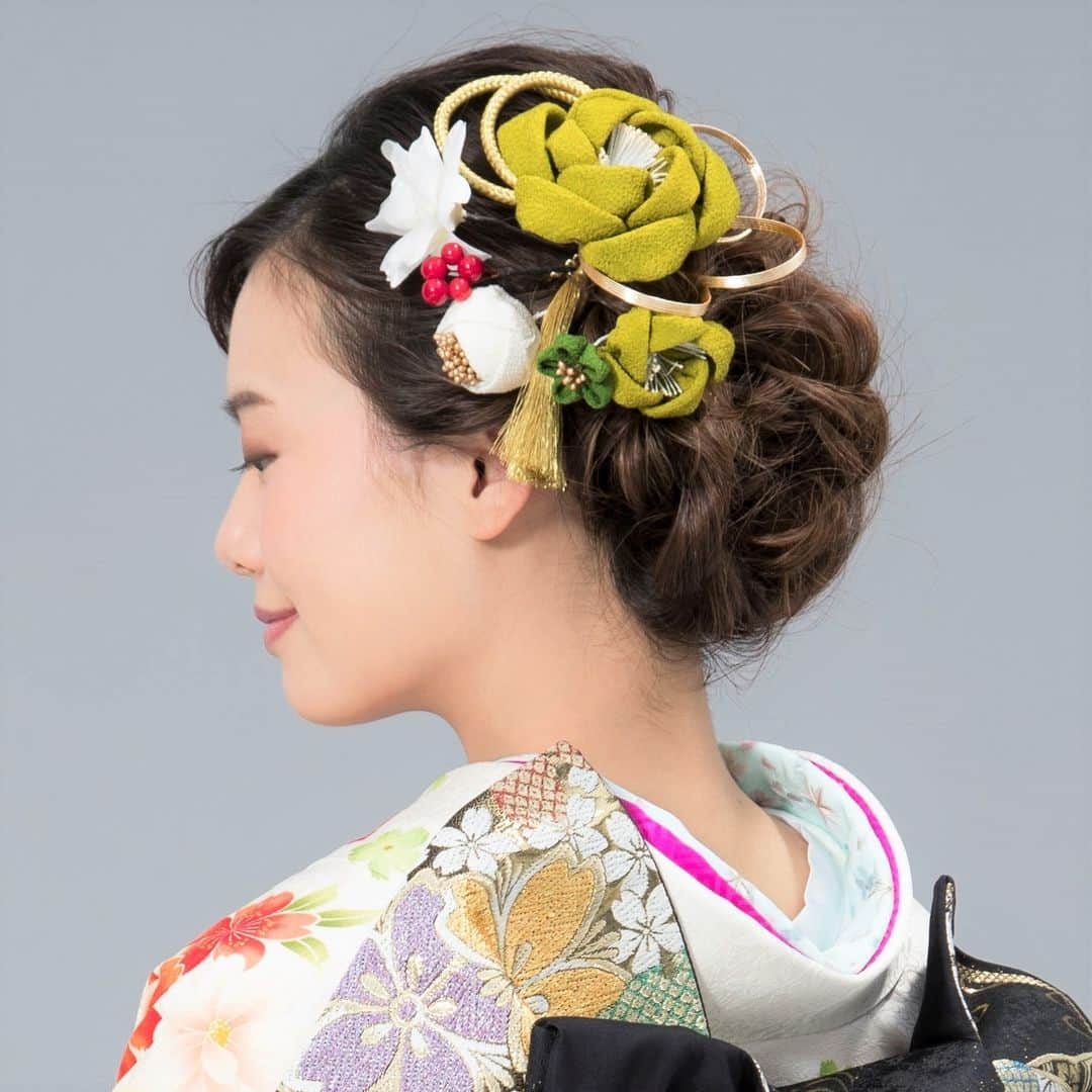 京都きもの友禅【公式】さんのインスタグラム写真 - (京都きもの友禅【公式】Instagram)「クラシックな振袖に、サイドのアップヘアスタイル♡ 髪飾りは大胆に大ぶりなクラシックなものをチョイスしてみて！ . @kimono_yuzenで振袖にぴったりなヘアメイクをcheck♪ . #京都きもの友禅 #ハタチは一生もの #振袖 #furisode #振袖レンタル #成人式振袖 #はたち #ハタチ #成人式 #成人式前撮り #振袖前撮り #振袖コーディネート #振袖コーデ #振袖ヘアメイク #成人式髪型 #キモノ #kimono #着物好き #ふりそでーしょん #成人式ヘアメイク #成人式ヘア #成人式ヘアセット #振袖ヘアメイク #振袖ヘアアレンジ #振袖ヘア #振袖ヘアスタイル #和装髪飾り #和装ヘア #キュート #泉はる」4月13日 21時00分 - kimono_yuzen