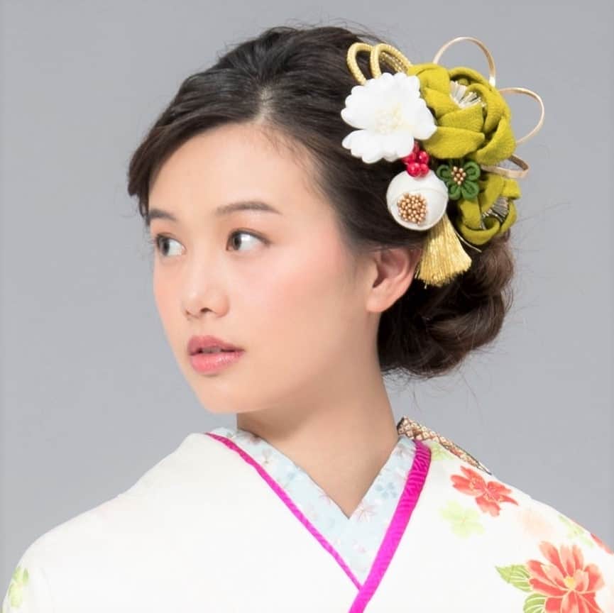 京都きもの友禅【公式】さんのインスタグラム写真 - (京都きもの友禅【公式】Instagram)「クラシックな振袖に、サイドのアップヘアスタイル♡ 髪飾りは大胆に大ぶりなクラシックなものをチョイスしてみて！ . @kimono_yuzenで振袖にぴったりなヘアメイクをcheck♪ . #京都きもの友禅 #ハタチは一生もの #振袖 #furisode #振袖レンタル #成人式振袖 #はたち #ハタチ #成人式 #成人式前撮り #振袖前撮り #振袖コーディネート #振袖コーデ #振袖ヘアメイク #成人式髪型 #キモノ #kimono #着物好き #ふりそでーしょん #成人式ヘアメイク #成人式ヘア #成人式ヘアセット #振袖ヘアメイク #振袖ヘアアレンジ #振袖ヘア #振袖ヘアスタイル #和装髪飾り #和装ヘア #キュート #泉はる」4月13日 21時00分 - kimono_yuzen