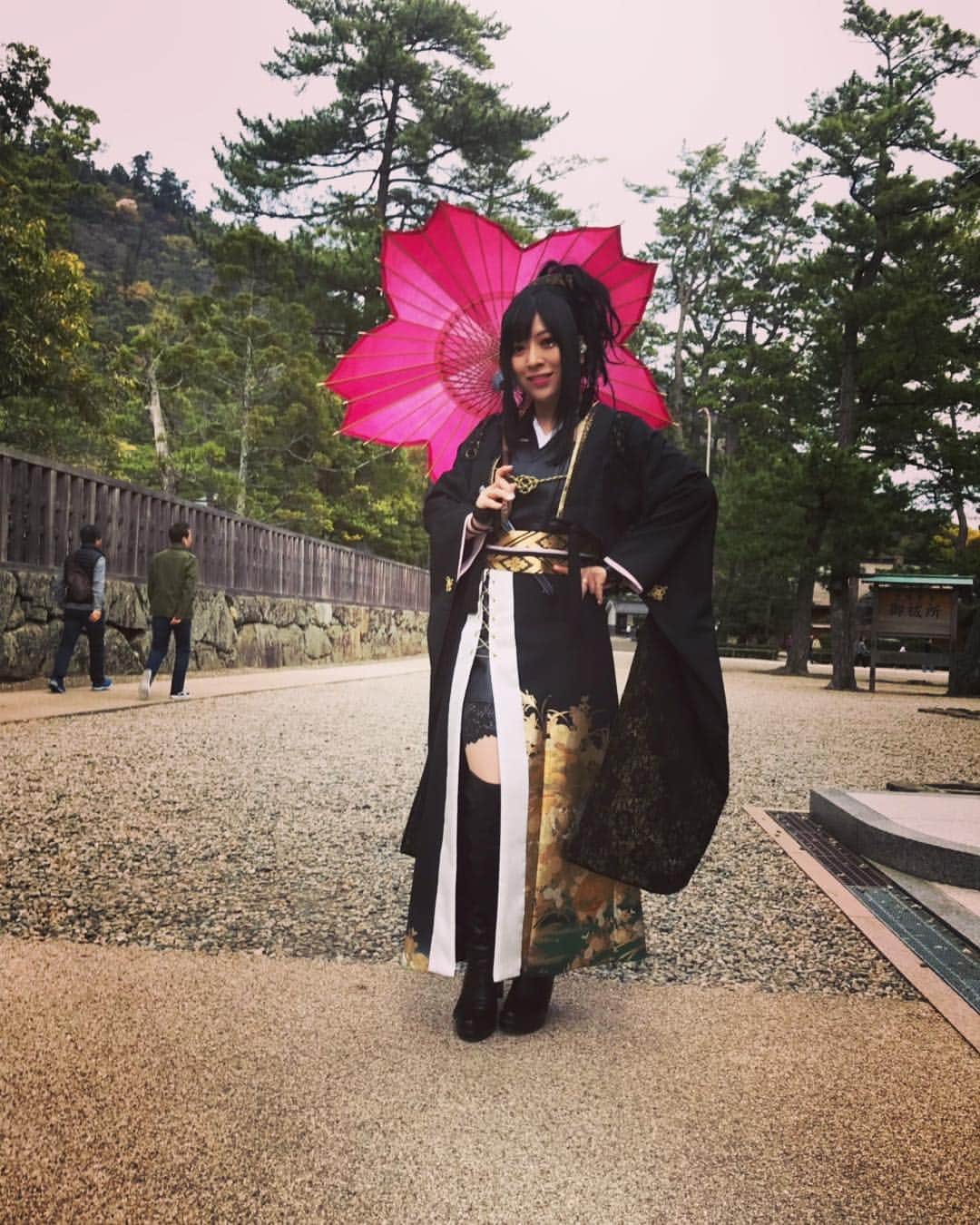 鈴華ゆう子のインスタグラム：「和楽器バンド5周年in出雲大社御遷宮奉納ライブみんなありがとうございました。 あぁ、幸せなひと時だったなぁ。 新衣装でしたっ！そしてこの桜和傘は岐阜県の和傘CASAさんの特注！私用に作って頂きました（´∀｀） #yukosuzuhana #wagakkiband #鈴華ゆう子 #和楽器バンド」
