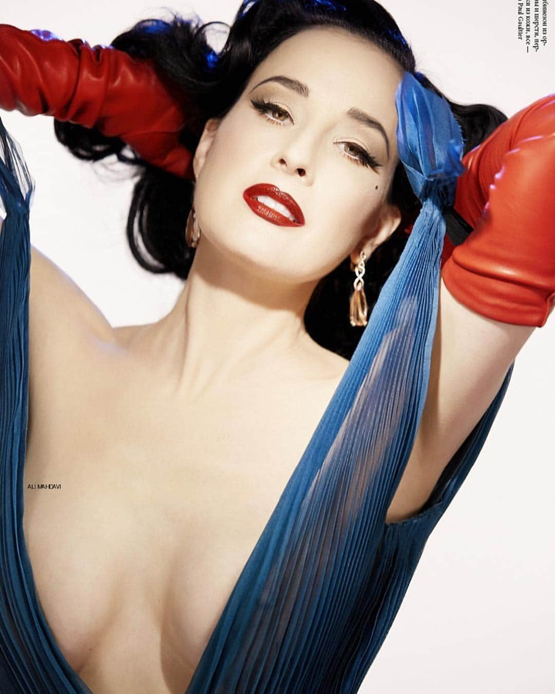 ジャンポール・ゴルチエさんのインスタグラム写真 - (ジャンポール・ゴルチエInstagram)「Cage-cache with @ditavonteese in #GaultierParis #SS19 for @elle_russia. Photographed by @alimahdaviparis. Styled by @catherinebaba.」4月13日 21時00分 - jeanpaulgaultier