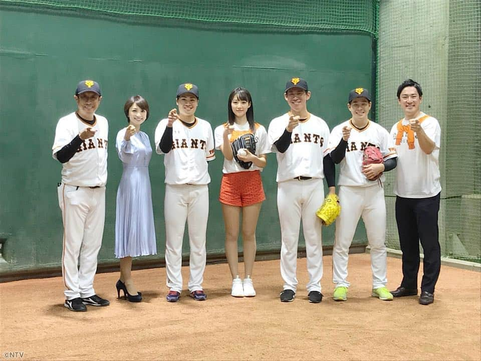 ズームイン!!サタデーさんのインスタグラム写真 - (ズームイン!!サタデーInstagram)「⚾️ズムサタデーの始球式はあ～みん💕 Ｇ戦士の皆さんの🔥熱ケツ指導に感謝だボー💖 . 「長身から振り下ろされる豪速球に、みんなが唖然とする…予定💗」 byあ～みん . 球速170km/h出すって言ってましたからね☄️ 👀後ろ姿が全員、熱ケツのミヤちゃんになっているとも知らず… . 💦義堂アナ、宮本コーチのインタビューにも成功しました✌🏻 #G戦士 #坂本工宜 #桜井俊貴 #大江竜聖 #宮本和知 #宮本和知のカーディガンTシャツ #始球式 #山崎あみ #あーみん #サタボー #辻岡義堂 #望月理恵 #ズムサタ #4月13日 #ズムサタデー #読売巨人軍 #ジャイアンツ #東京ドーム #ヤクルト戦」4月13日 21時01分 - zumusata