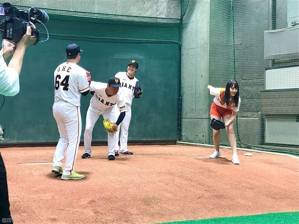 ズームイン!!サタデーさんのインスタグラム写真 - (ズームイン!!サタデーInstagram)「⚾️ズムサタデーの始球式はあ～みん💕 Ｇ戦士の皆さんの🔥熱ケツ指導に感謝だボー💖 . 「長身から振り下ろされる豪速球に、みんなが唖然とする…予定💗」 byあ～みん . 球速170km/h出すって言ってましたからね☄️ 👀後ろ姿が全員、熱ケツのミヤちゃんになっているとも知らず… . 💦義堂アナ、宮本コーチのインタビューにも成功しました✌🏻 #G戦士 #坂本工宜 #桜井俊貴 #大江竜聖 #宮本和知 #宮本和知のカーディガンTシャツ #始球式 #山崎あみ #あーみん #サタボー #辻岡義堂 #望月理恵 #ズムサタ #4月13日 #ズムサタデー #読売巨人軍 #ジャイアンツ #東京ドーム #ヤクルト戦」4月13日 21時01分 - zumusata