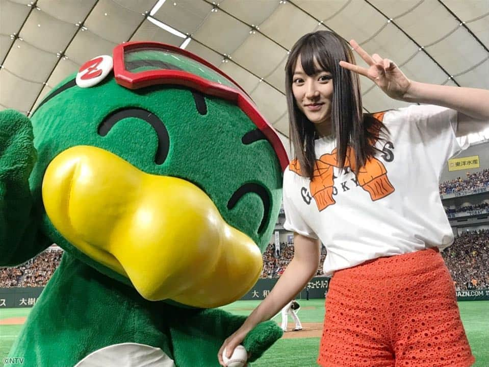 ズームイン!!サタデーさんのインスタグラム写真 - (ズームイン!!サタデーInstagram)「⚾️ズムサタデーの始球式はあ～みん💕 Ｇ戦士の皆さんの🔥熱ケツ指導に感謝だボー💖 . 「長身から振り下ろされる豪速球に、みんなが唖然とする…予定💗」 byあ～みん . 球速170km/h出すって言ってましたからね☄️ 👀後ろ姿が全員、熱ケツのミヤちゃんになっているとも知らず… . 💦義堂アナ、宮本コーチのインタビューにも成功しました✌🏻 #G戦士 #坂本工宜 #桜井俊貴 #大江竜聖 #宮本和知 #宮本和知のカーディガンTシャツ #始球式 #山崎あみ #あーみん #サタボー #辻岡義堂 #望月理恵 #ズムサタ #4月13日 #ズムサタデー #読売巨人軍 #ジャイアンツ #東京ドーム #ヤクルト戦」4月13日 21時01分 - zumusata