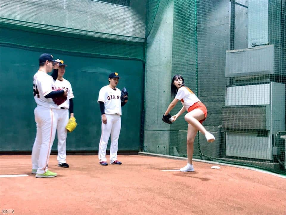 ズームイン!!サタデーさんのインスタグラム写真 - (ズームイン!!サタデーInstagram)「⚾️ズムサタデーの始球式はあ～みん💕 Ｇ戦士の皆さんの🔥熱ケツ指導に感謝だボー💖 . 「長身から振り下ろされる豪速球に、みんなが唖然とする…予定💗」 byあ～みん . 球速170km/h出すって言ってましたからね☄️ 👀後ろ姿が全員、熱ケツのミヤちゃんになっているとも知らず… . 💦義堂アナ、宮本コーチのインタビューにも成功しました✌🏻 #G戦士 #坂本工宜 #桜井俊貴 #大江竜聖 #宮本和知 #宮本和知のカーディガンTシャツ #始球式 #山崎あみ #あーみん #サタボー #辻岡義堂 #望月理恵 #ズムサタ #4月13日 #ズムサタデー #読売巨人軍 #ジャイアンツ #東京ドーム #ヤクルト戦」4月13日 21時01分 - zumusata