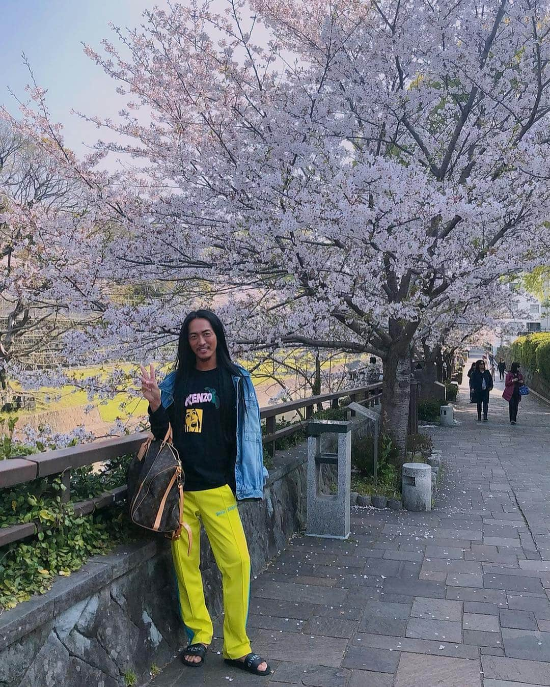 JunJunさんのインスタグラム写真 - (JunJunInstagram)「^_^ 先日の熊本ʕ•ᴥ•ʔ 桜が満開のまんぴーでした🌸🌸🌸 日帰りだったので改めて熊本満喫しに行きたい🧸 そしてBOSS MAKE TOUR 熊本にお越し下さった 皆さまありがとうごさいました😊 #BOSSMAKE #BOSSMAKETOUR #JunJunTrend #JunJuntrendmakeupseminar #ヴィトンのバッグは @hedy_japan で購入 #このサイズちょうど欲しかったから嬉ぴ #hedy#hedy_japan #エディ」4月13日 21時01分 - junjun393