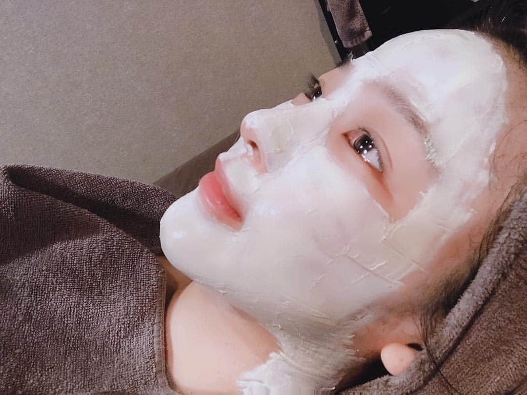 天木じゅんさんのインスタグラム写真 - (天木じゅんInstagram)「. . 人生初のピーリング🧖🏻‍♀️🖤 行ってきたっ♩ →→→ @precious_mieux . . 10種類ものピーリングが あるみたいで、 (乳酸菌、アンチエイジング、 美白、などなど、) 私はデトックスピーリングで ハーブ🌿🌿🌿を塗ってもらったよ!! 痛みの先にあるお肌もちもち つるつるゆでたまごちゃん。。。 もっと早くここのクリニックのピーリングに 出会っていれば良かったなと… でも、出会えて嬉しい。 ピーリングってこんなに肌綺麗に なるんだって初めて知れた!!! . . 三枚目は直後のお肌です。 つるつるちゃん。 . . あみさん ありがとうございます❤️ . . #ピーリング #preciousmieux #peeling #美容 #デトックス #ハーブ #天木じゅん  #1mmでもいいなと思ったらいいね」4月13日 21時12分 - jun.amaki