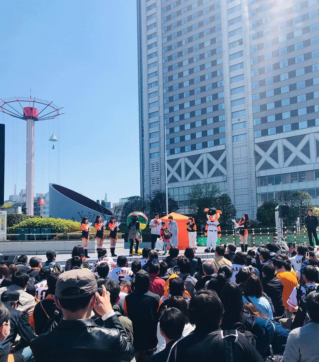 佐藤由季さんのインスタグラム写真 - (佐藤由季Instagram)「今日のジャイアンツスクエアはスペシャルでした🧡 ズムサタデーということで、東京ドームに ズムサタファミリーがいらしていた のですが、なんとステージにも😍 これだけ多くの方々が集まる訳だ🙌 私は録画して観る程ズムサタファンなので、 モッチーさんや義堂さん、そしてサタボーとご一緒出来て幸せでした☺️ あまりにも興奮しすぎて、ジャビットくん、置いてきぼりにして、ごめんね、 明日のジャイアンツスクエアで謝ろう🙇‍♀️笑 今日の試合からは切り替えて！！！！ 明日の勝利に向かって〜 ズーーーームイン👉✨ #ジャイアンツスクエア  #ズムサタデー  #ズムサタファミリー  #望月理恵 さん #辻岡義堂 アナ #サタボー  #ジャビットくん  #ヴィーナス  #ステージMC  #佐藤由季  #明日もお待ちしています 🎤 #ズームイン」4月13日 21時05分 - yukisato0710