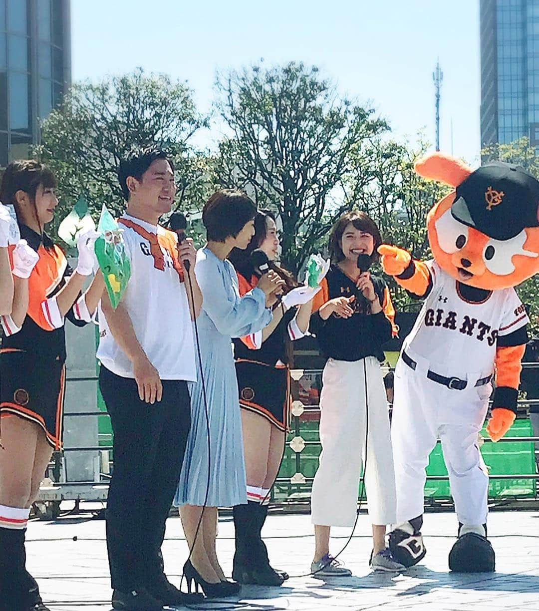 佐藤由季さんのインスタグラム写真 - (佐藤由季Instagram)「今日のジャイアンツスクエアはスペシャルでした🧡 ズムサタデーということで、東京ドームに ズムサタファミリーがいらしていた のですが、なんとステージにも😍 これだけ多くの方々が集まる訳だ🙌 私は録画して観る程ズムサタファンなので、 モッチーさんや義堂さん、そしてサタボーとご一緒出来て幸せでした☺️ あまりにも興奮しすぎて、ジャビットくん、置いてきぼりにして、ごめんね、 明日のジャイアンツスクエアで謝ろう🙇‍♀️笑 今日の試合からは切り替えて！！！！ 明日の勝利に向かって〜 ズーーーームイン👉✨ #ジャイアンツスクエア  #ズムサタデー  #ズムサタファミリー  #望月理恵 さん #辻岡義堂 アナ #サタボー  #ジャビットくん  #ヴィーナス  #ステージMC  #佐藤由季  #明日もお待ちしています 🎤 #ズームイン」4月13日 21時05分 - yukisato0710