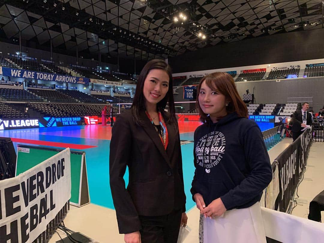 細田阿也さんのインスタグラム写真 - (細田阿也Instagram)「#vleague #grandfinale  #久光製薬スプリングス #東レアローズ  両チームの健闘に 心からの拍手です！  #一進一退 の展開。 #フルセット から#ゴールデンセット までもつれ  最後まで目が離せない試合となりました！  #歓喜 の涙。 悔しさ滲む 目の輝き。  幾多のドラマに感動した#新生vリーグ  改めて 🏐#vリーグ  携わらせて頂けたこと幸せです。。。 #初代王者 の行方も 大注目ですね！！！ #コートアナ #アリーナDJ  新たな挑戦の場を頂き、、、反省も含め財産となりました！  さらに裏方として挑戦し続けることができますように、、、🙌🏻🏐🏐 #田原選手 #大野選手  #仲本 さん #ブイリー ありがとうございました☺️ #バレーボール」4月13日 21時08分 - hosodaaya