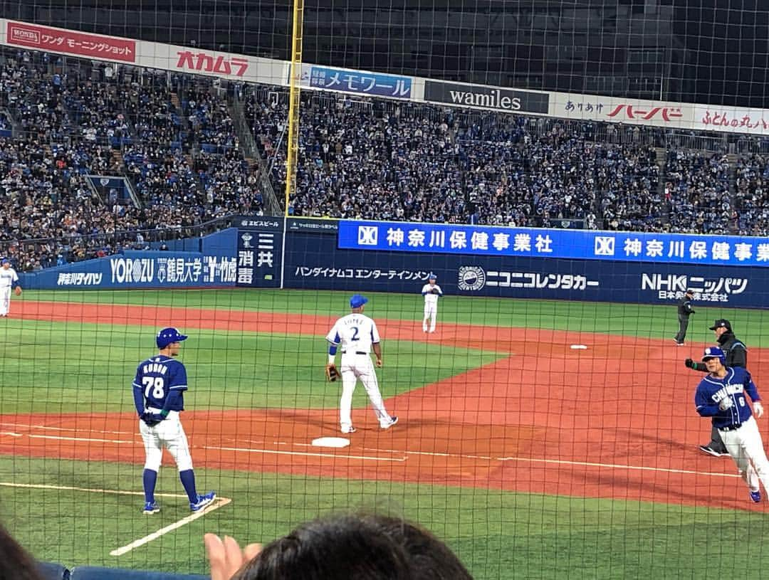 mimiさんのインスタグラム写真 - (mimiInstagram)「初めてプロ野球の開幕戦に行ってきました⚾️ 席もすごくいい場所でめちゃくちゃ盛り上がってて 楽しかった😊💕 今年はスポーツ観戦もたくさんしたいな😆✨ 極寒ゴルフ後の極寒観戦だったので 途中で帰っちゃいましたが 次は最後まで見たい✨ かおりんオススメのベイメンチ、とってもおいしかった🤤 ・ #プロ野球 #プロ野球開幕戦 #プロ野球2019 #セリーグ #セントラルリーグ #横浜スタジアム #浜スタ #一塁側 #denaベイスターズ #横浜ベイスターズ #中日ドラゴンズ #ベイメンチ #極寒観戦 #野球初心者 #野球女子 #yokohamadenabaystars #yokohamadenadiana #diana #baseball」4月13日 21時11分 - chan.mi3