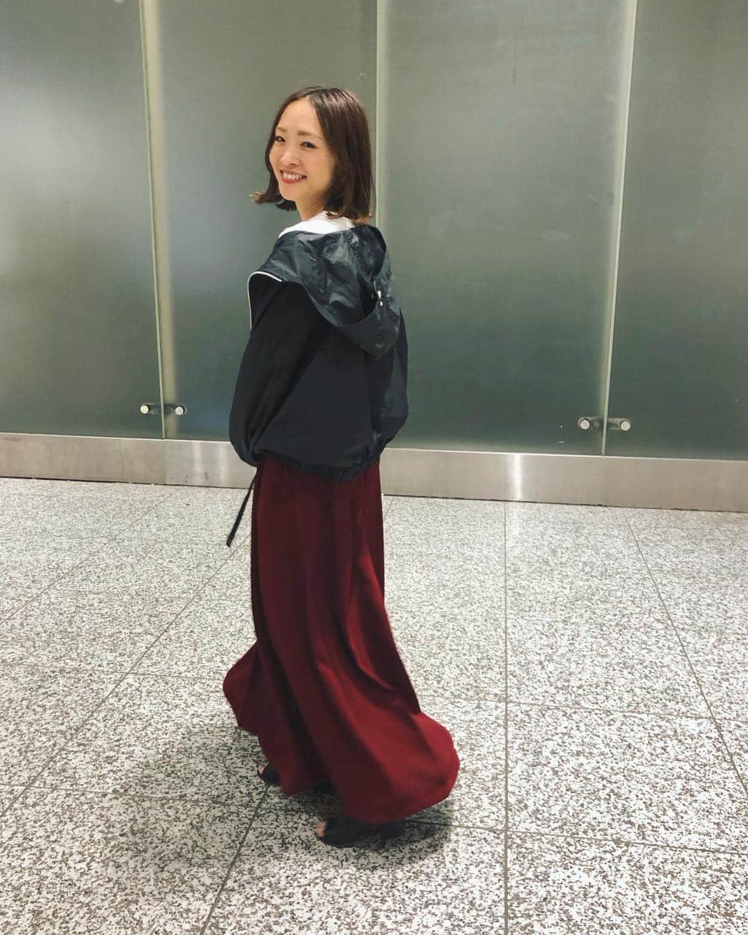 野尻美穂のインスタグラム：「イベントに来てくださった方、ありがとうございました🙏🧡 嬉しかったぁ🥺💕楽しかったぁ🥺💕 #写真撮れなくて駅の端でこそこそ撮った私たち🤳 #あまもっちゃんの足元はサンダルのはずのつま先立ち😋笑 #mihonano #赤パン赤スカ人気すごかった😳」