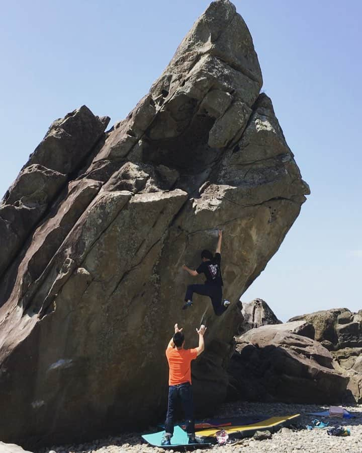 北脇順子のインスタグラム：「四国 3日目🧗‍♀️ ﻿ 百と八つの流れ星☄️﻿ と思ったら、、。 芋けんぴの旅が始まっちゃった🤭 楽しかった〜☺︎ ﻿ ﻿ ﻿ そしてメインの課題はまさかの一撃!!!!﻿ 自分でも驚いた👀 ﻿ &﻿ いくえさんのクライミングにも感動🥺﻿ ナイスいくえさん🙌﻿ ﻿ その後は、﻿ ファナティシズム &冒涜の虹﻿ どっちもできずに終了😂﻿ ﻿ 次は落としたいなぁ〜 ﻿ ﻿ 途中にハプニングあったけど、そのおかげで美味しい果物満喫できたし。結果オーライかな🤤﻿ ﻿ 帰りはお腹ペコペコで「食蔵一」という御飯処へ!!!﻿ めっちゃ美味しかった〜﻿ 食べすぎた〜🐷 ﻿ 満喫しすぎた3日間でした﻿ このメンバー大好き！また行きたい😙﻿ ——-fin———. 終。  #百と八つの流れ星のトライ!!! #安定の3人 #祈る2人と登るしんじさん #ただ立ってるだけなのに絵になる人。 #教えられる人達。この後戦意喪失。🤣 #芋けんぴの旅！おススメは近藤さん #可愛いは作れる  #歌織さん！また会いましょうね #どんな顔をすれば良いかわからないしょーさん。笑  #climbing #bouldering #4armstrong #百と八つの流れ星 #高知 #四国 #芋けんぴ #enjoy」